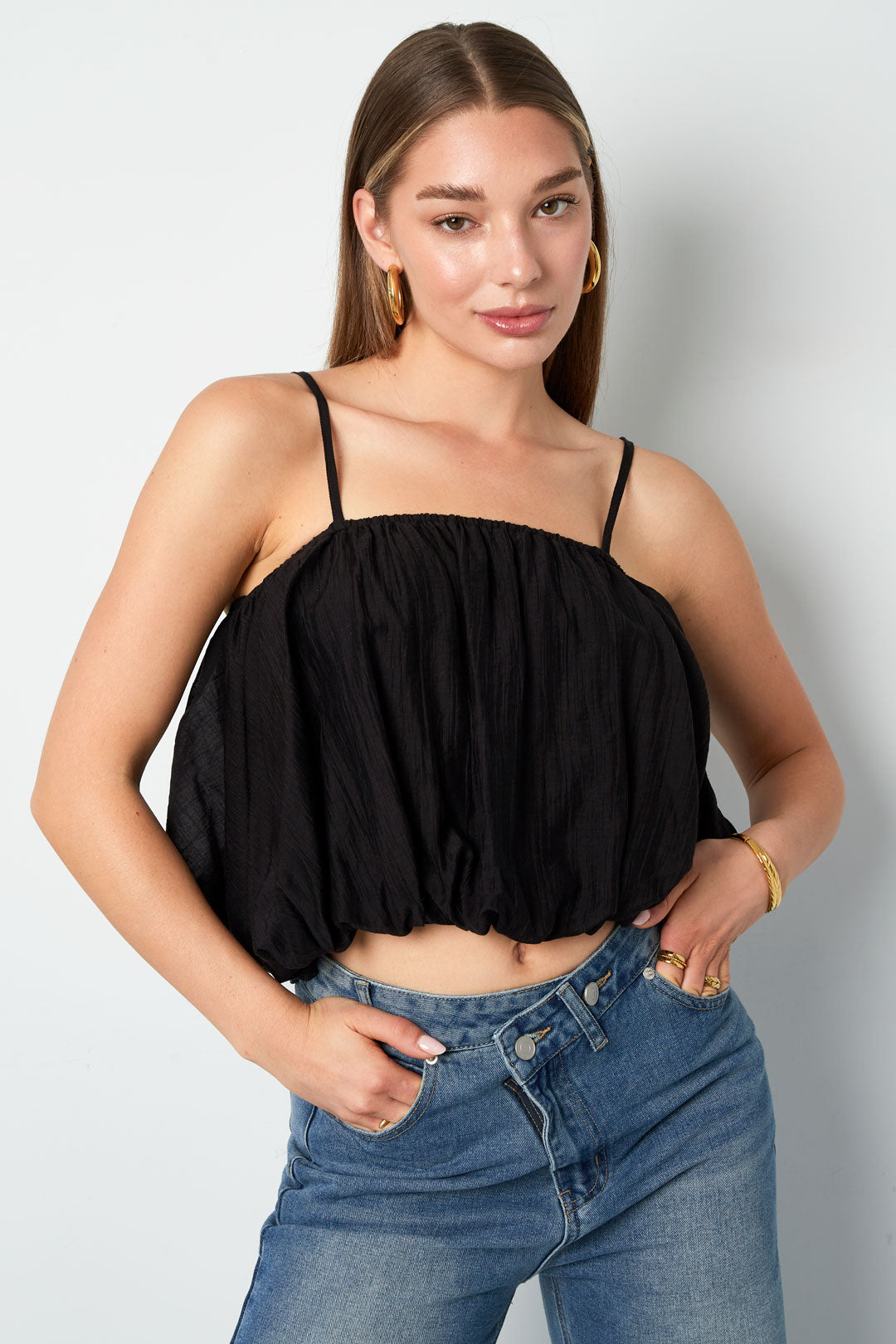 Sleeveless top for women with a casual look – image 2
