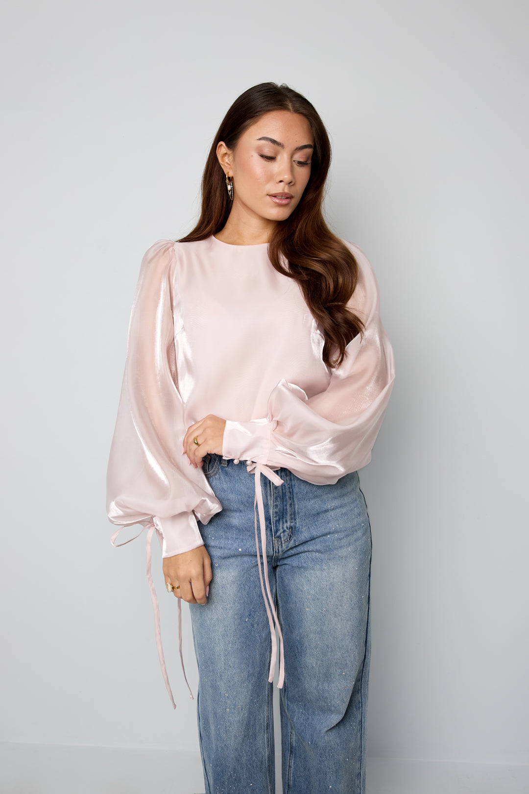 Dames glanzende blouse van polyester met pareldetail – productfoto 5