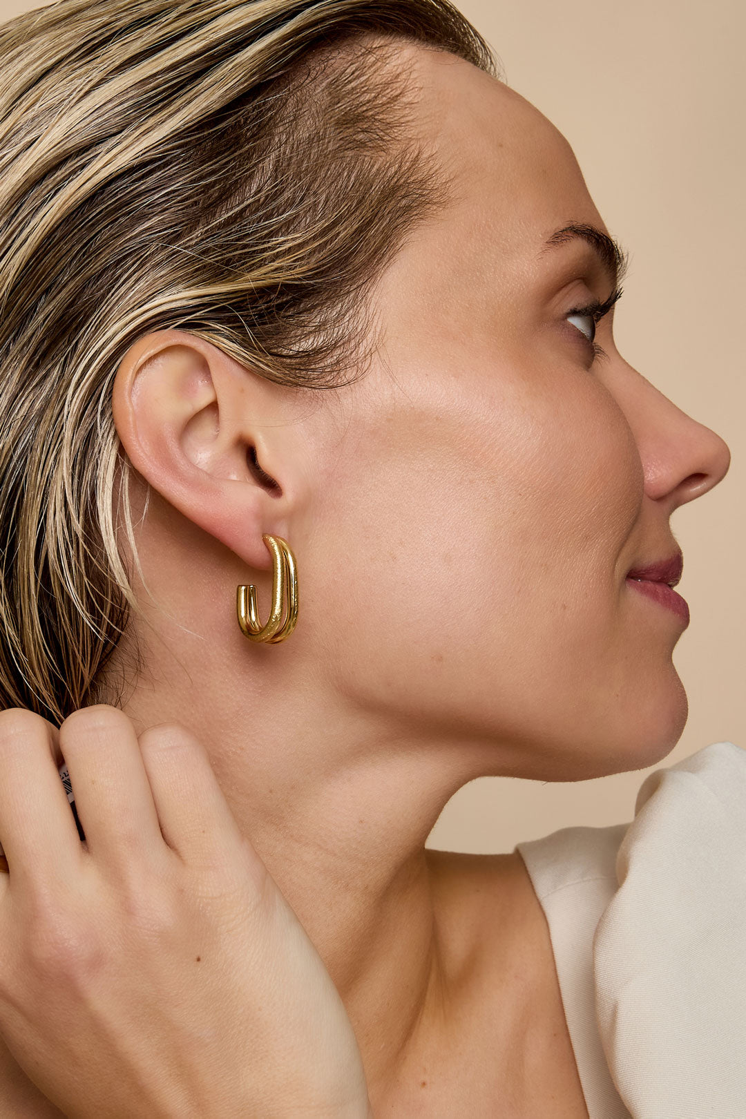 Boucles d'oreilles créoles pour femmes en acier inoxydable 304 avec motif linéaire – couleur or – photo 2