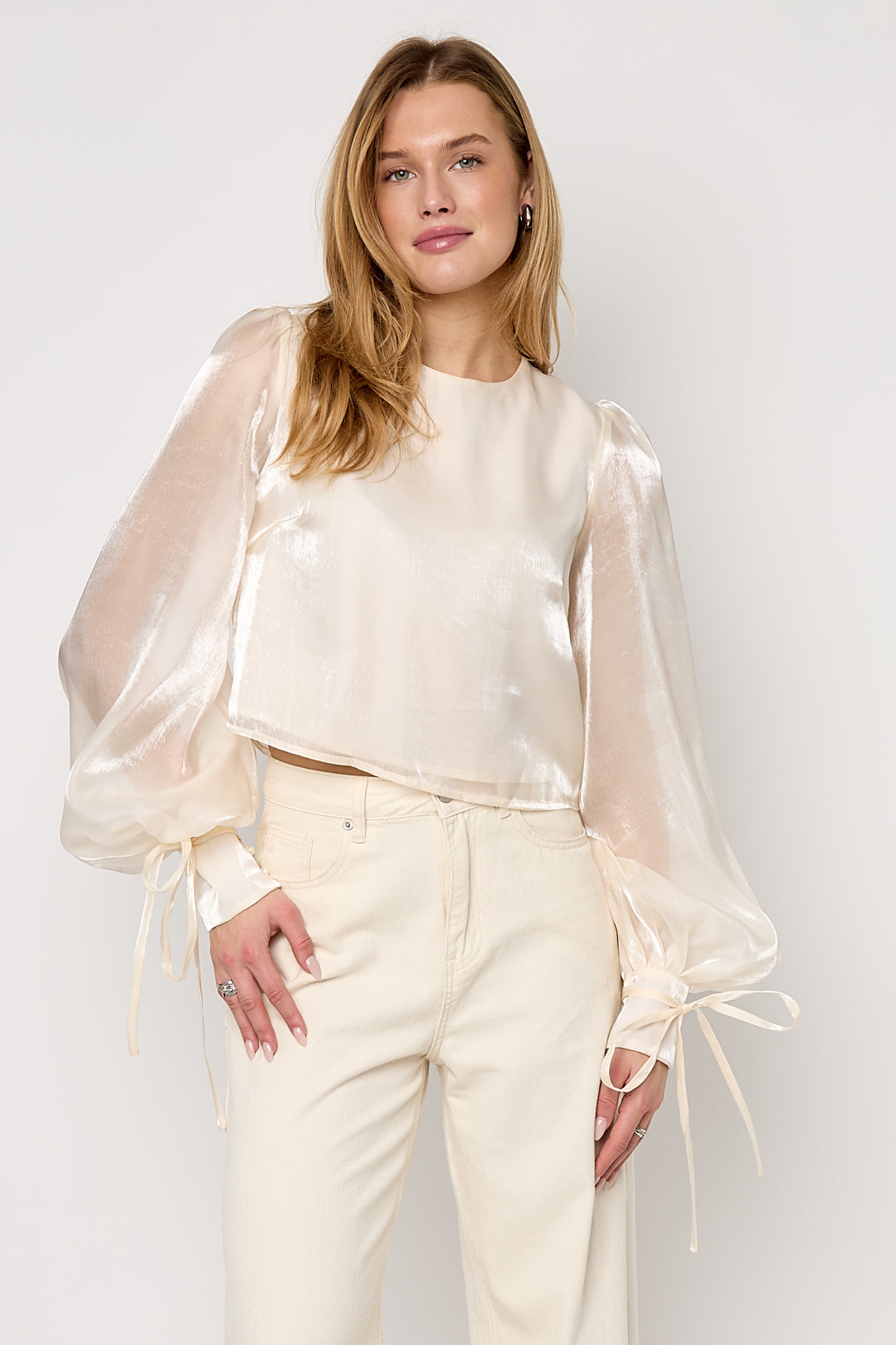 Dames glanzende blouse van polyester met pareldetail – productfoto 3