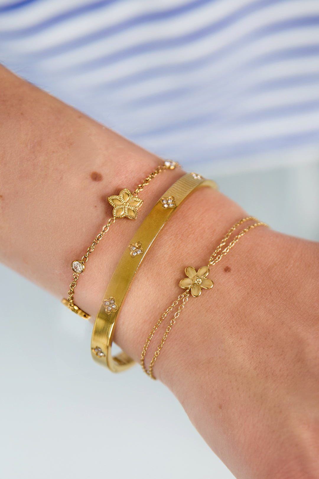 Armbandje met dubbele ketting en bloemetje