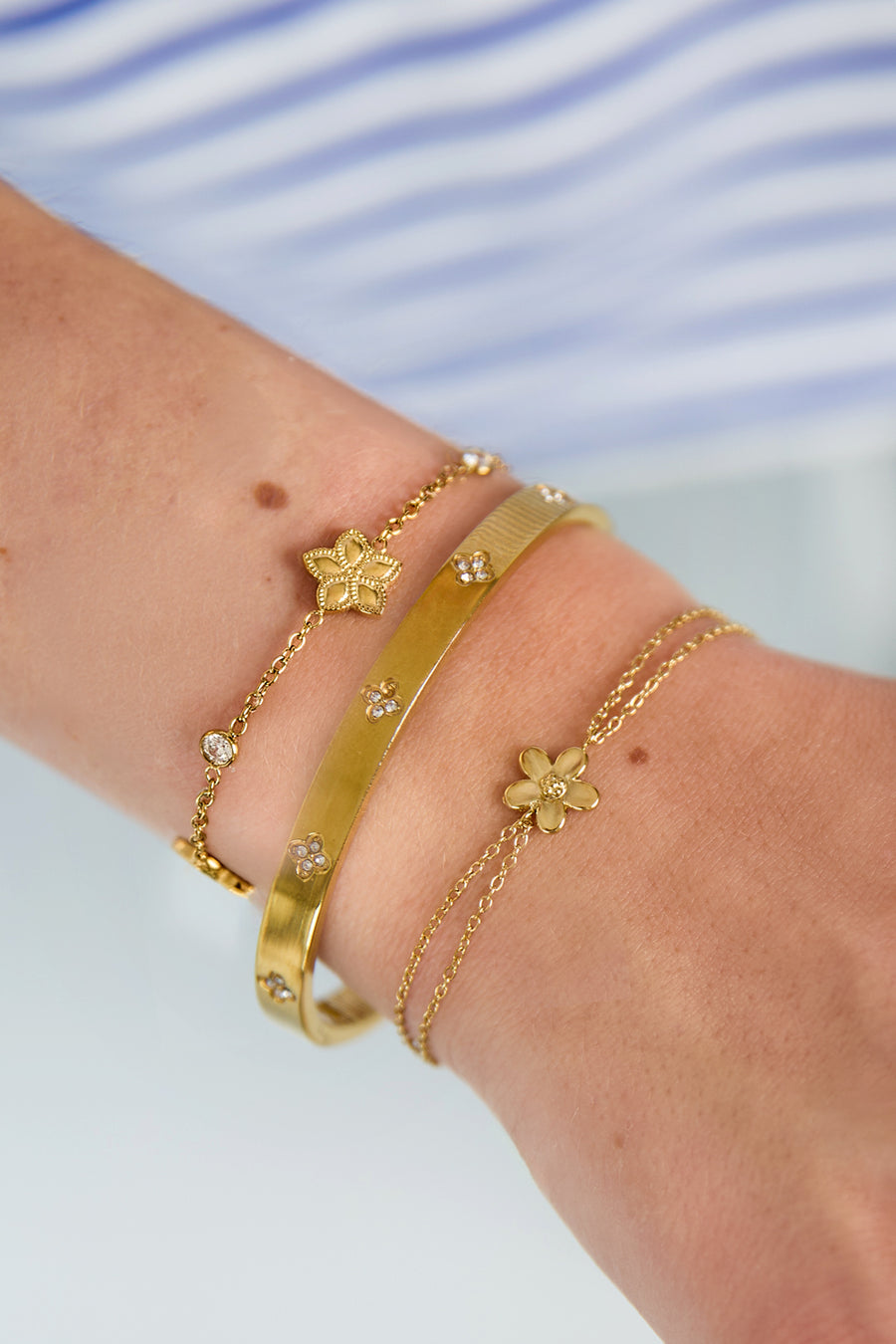 Armbandje met dubbele ketting en bloemetje