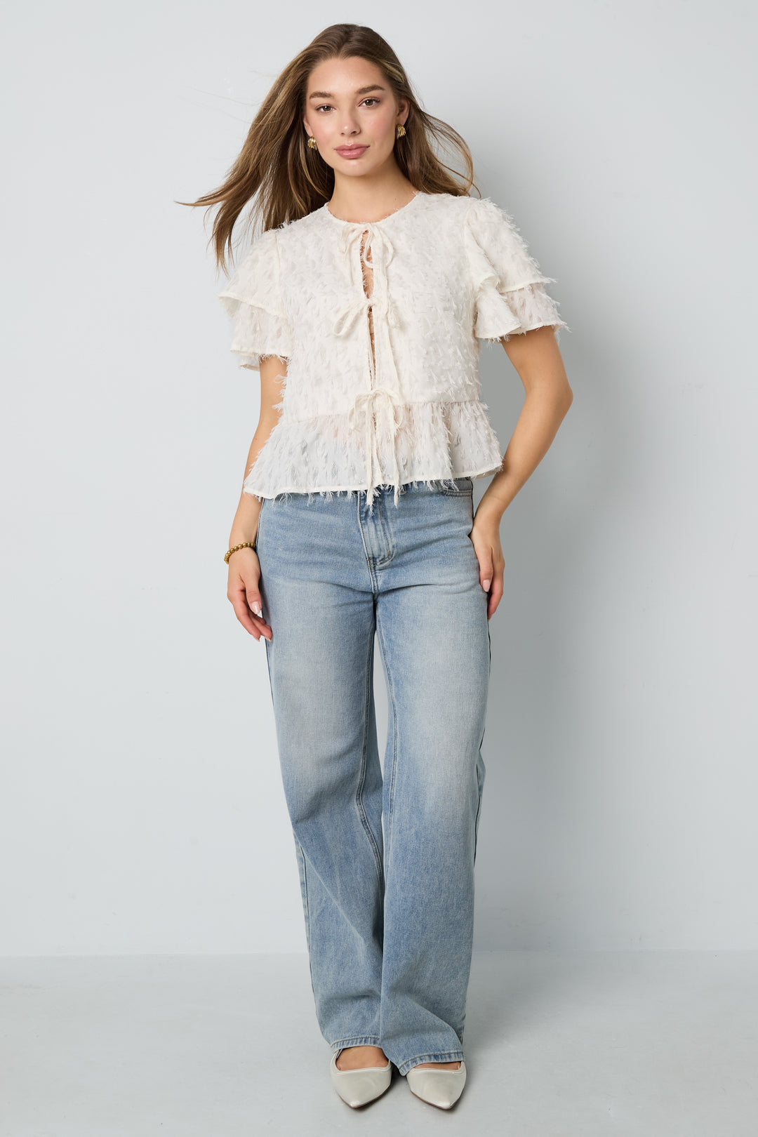 Short-sleeved top with tie detail – image 5