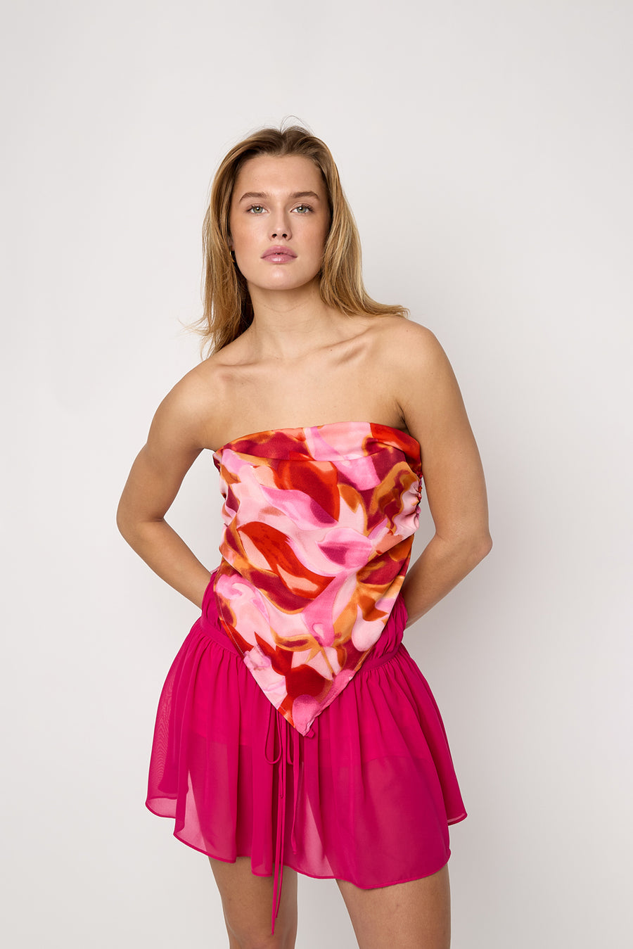 Dames tropische driehoektop en sjaals in rood – productfoto 2