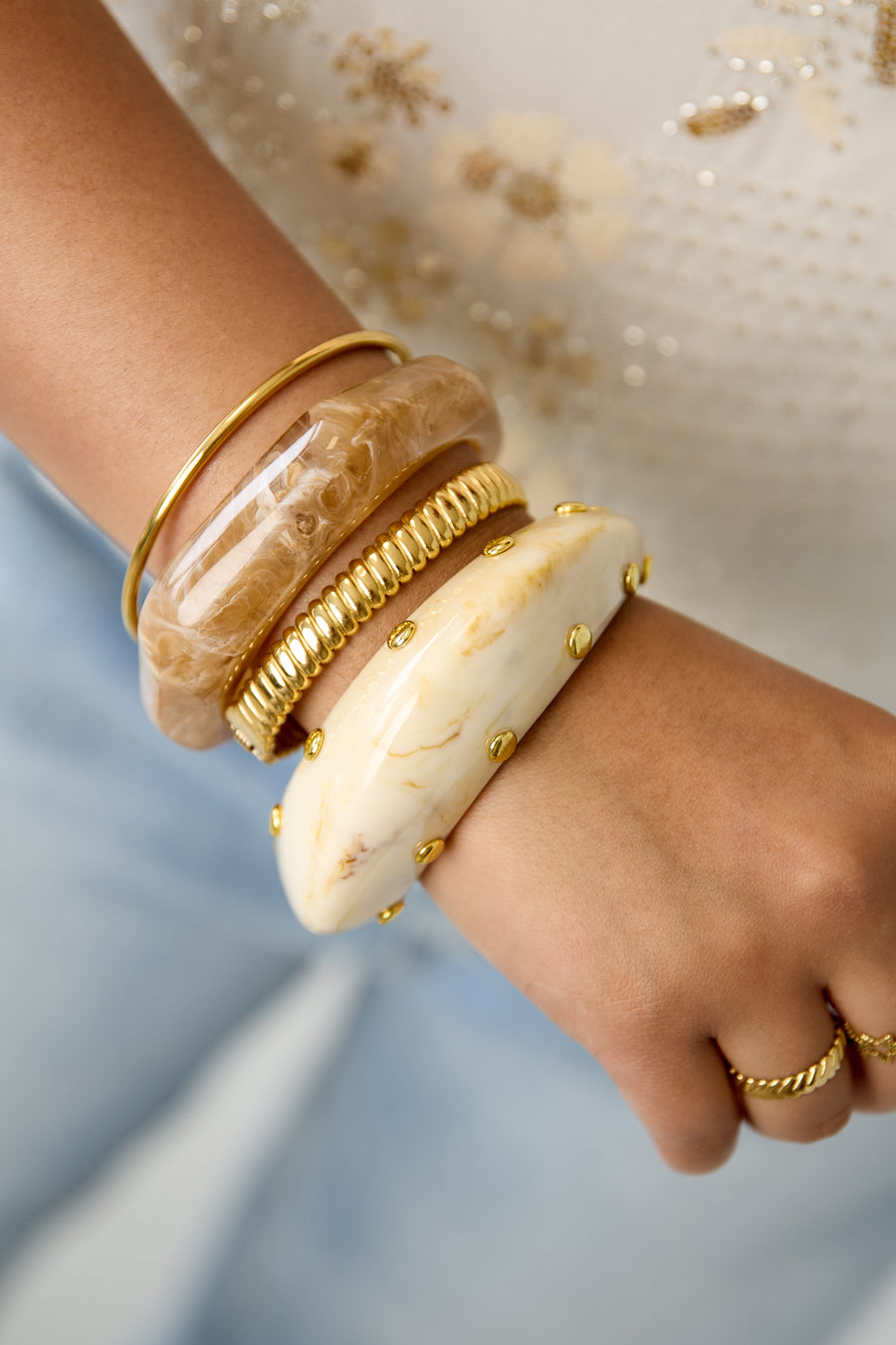 Bracelet jonc pour femme en résine à pois – noir et beige pour un usage quotidien