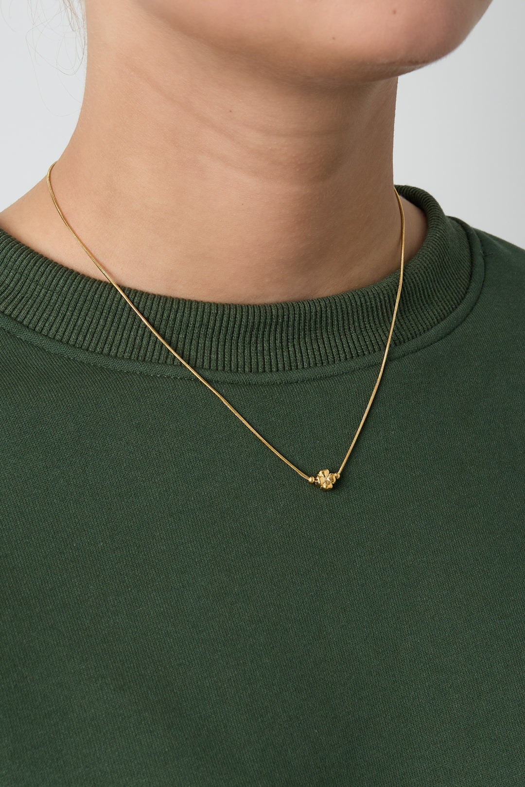 Women's necklace with clover motif stainless steel pendant - gold-colored – image 2