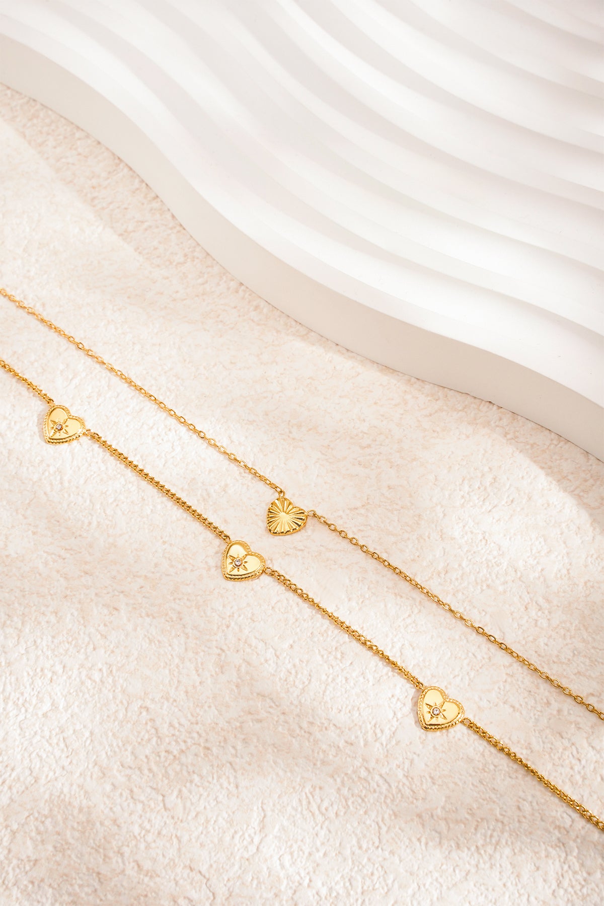 Layered women's necklace made of 304 stainless steel with a heart shape - gold-colored – image 3
