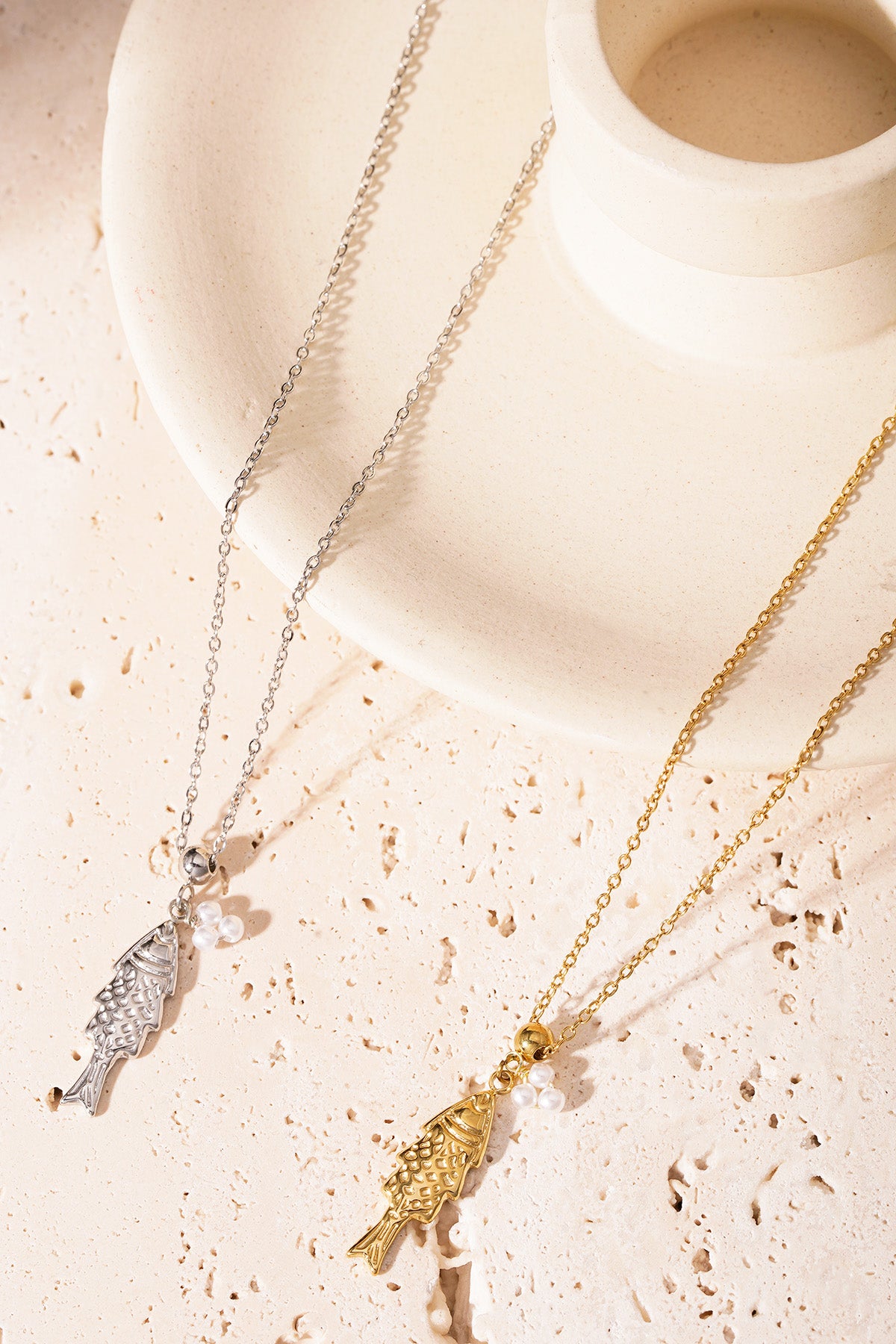 Women's necklace with 304 stainless steel pendant, imitation pearl with animal motif – image 4