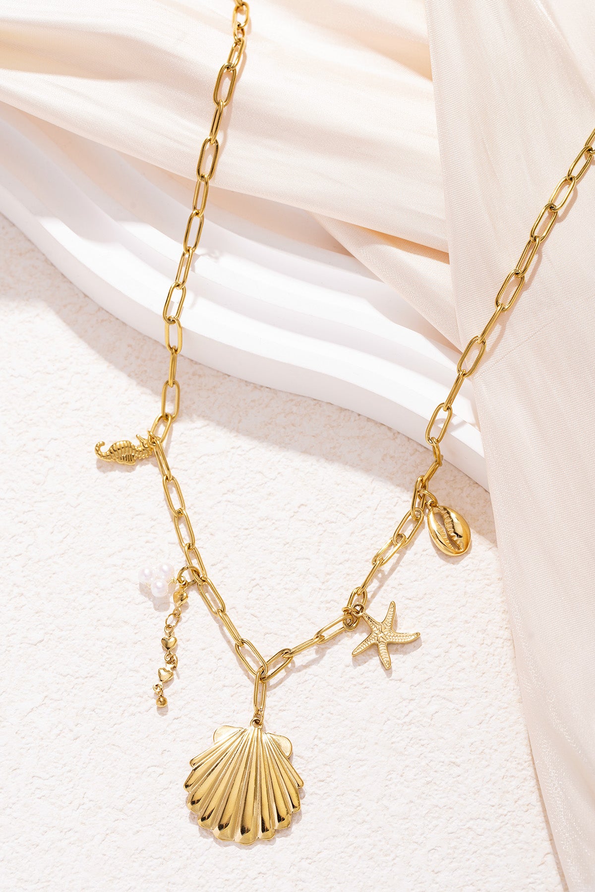 Women's necklace with pendant made of 304 stainless steel, imitation pearl with ocean details - gold-colored – image 4