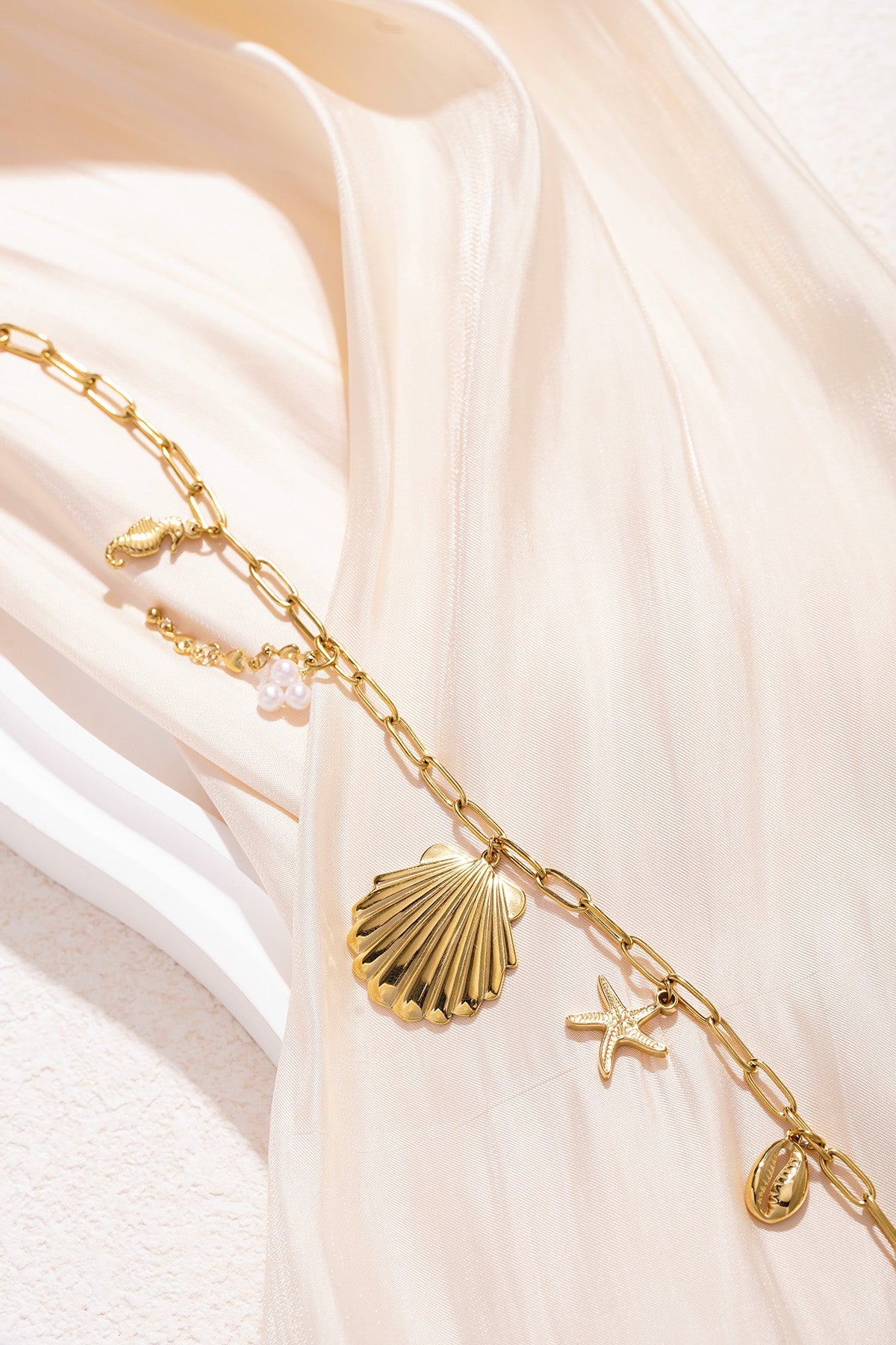 Women's necklace with pendant made of 304 stainless steel, imitation pearl with ocean details - gold-colored – image 5