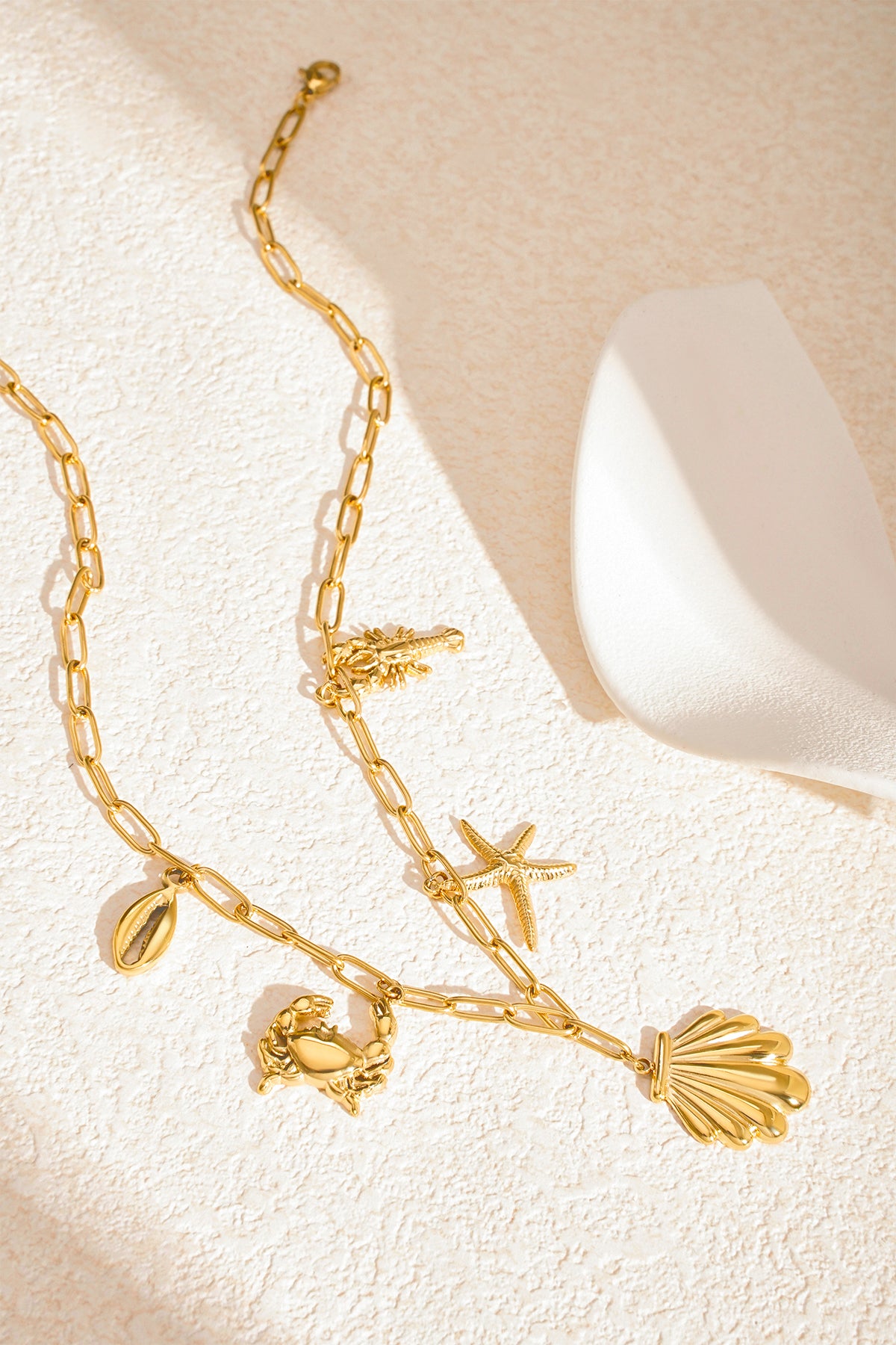 Women's necklace with 304 stainless steel ocean-themed pendant - gold-colored – image 3