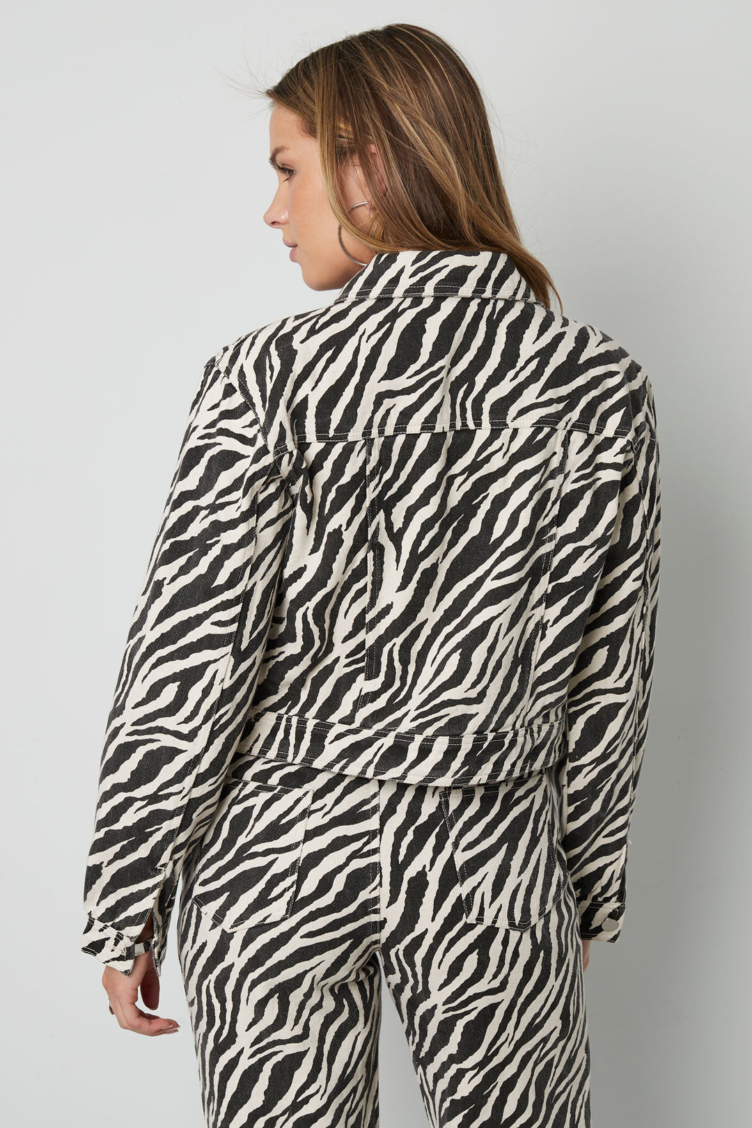 Veste pour femme imprimée animal – noire – photo 8