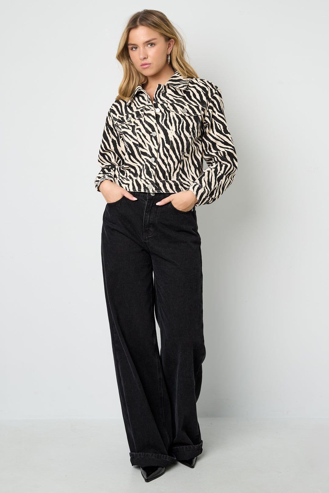 Veste pour femme imprimée animal – noire – photo 5