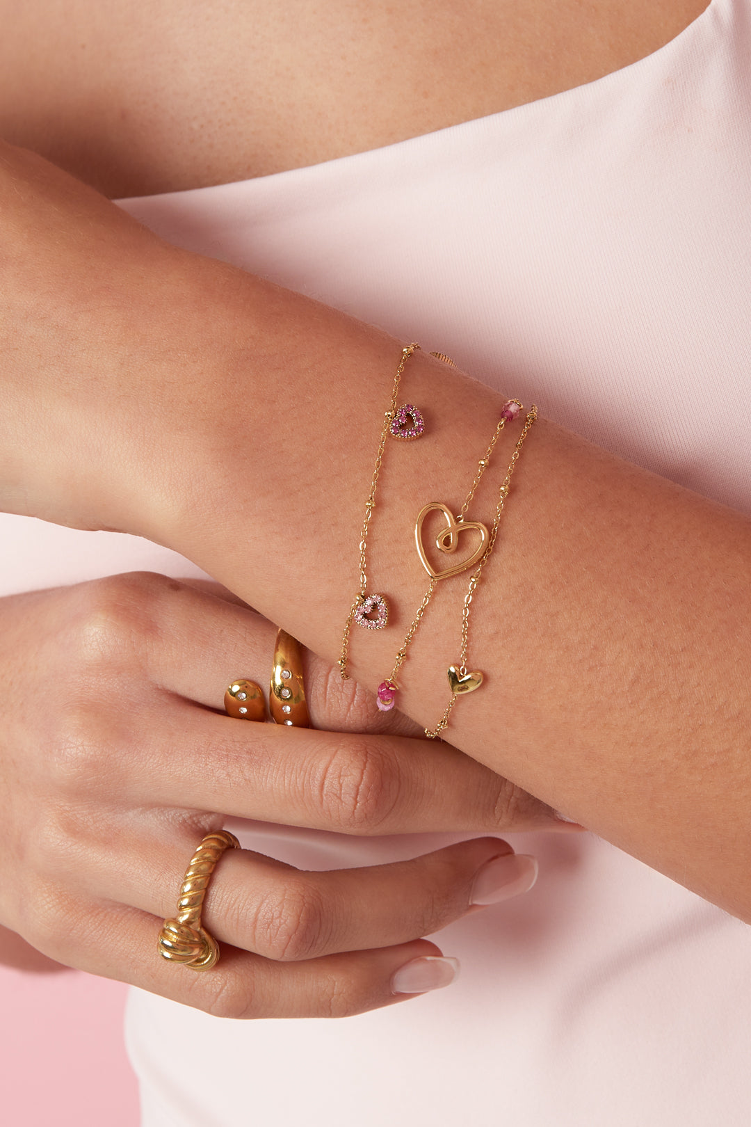 Armband met roze steentjes in hartjes