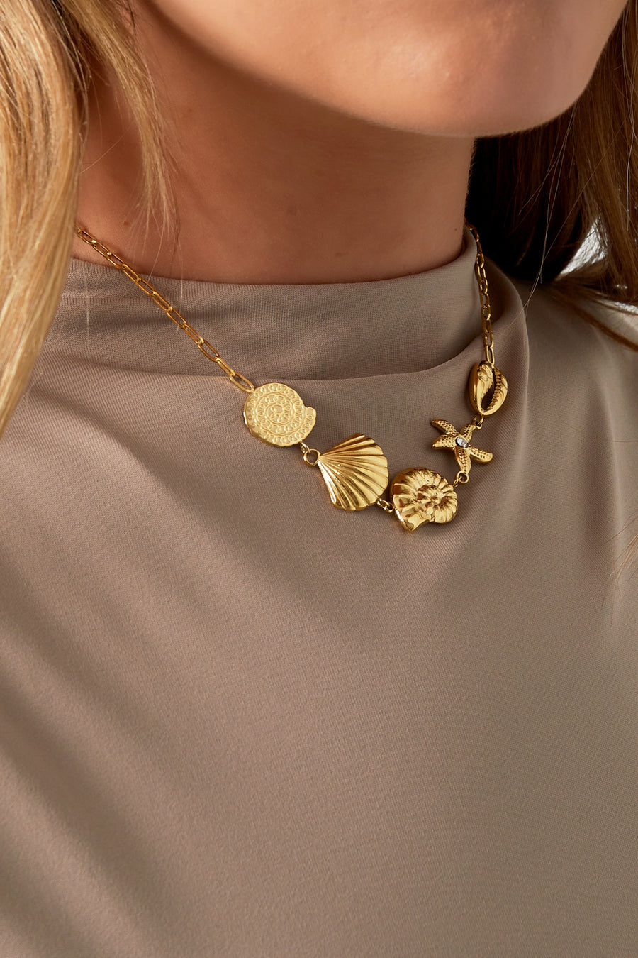 Collier pour femme avec pendentif en acier inoxydable et détails océaniques – couleur or