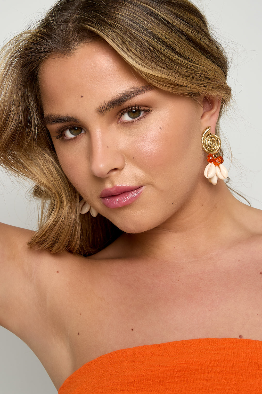 Boucles d'oreilles pendantes pour femmes en alliage, verre, coquillage avec motif coquillage – orange et rose-rouge – photo 2
