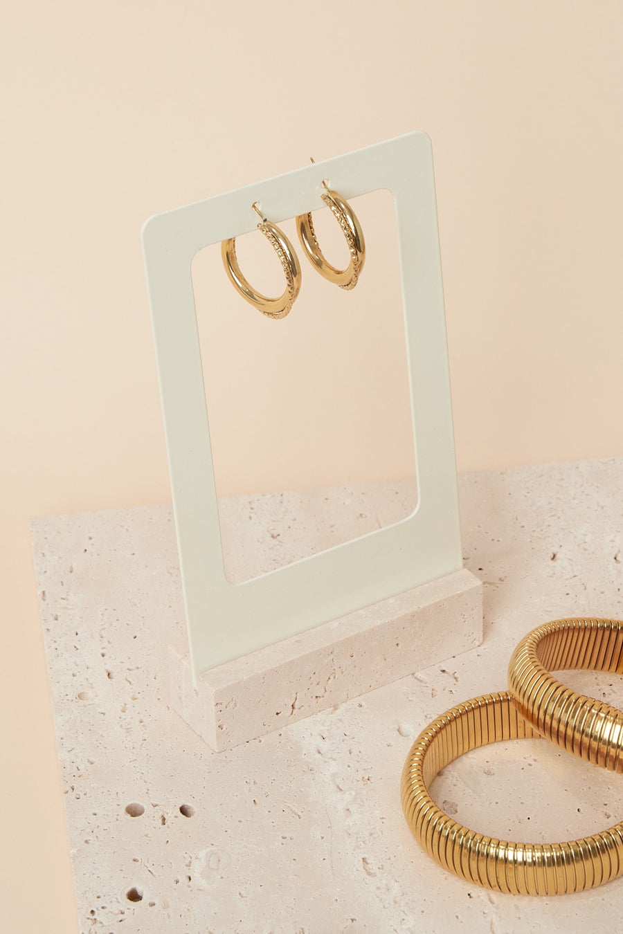 Présentoir à boucles d'oreilles en pierre au design uni – blanc cassé – minimaliste