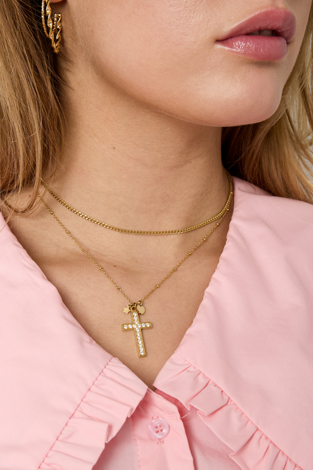 Ketting met belegde kruis hanger en charms