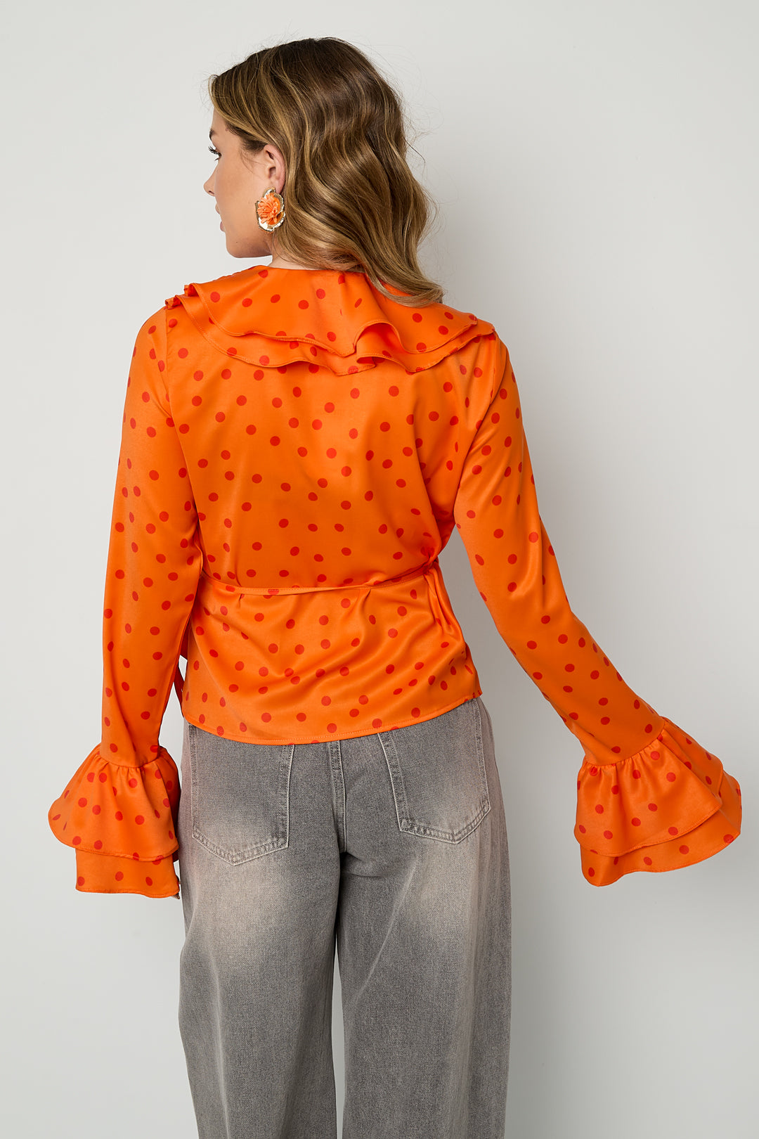 Dames oranje blouse met ruches en stippen – productfoto 4