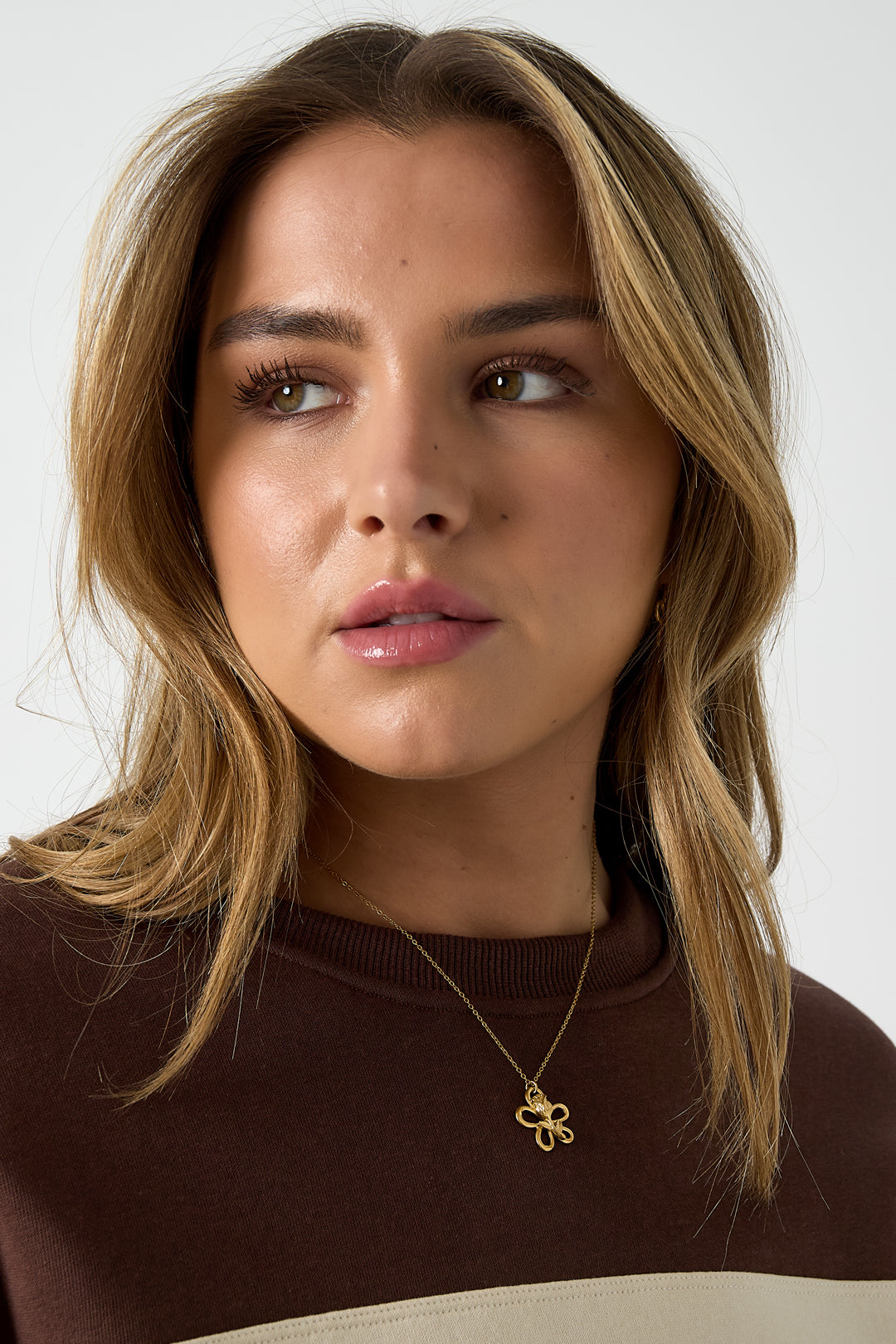 Women's necklace with stainless steel flower pendant – gold-colored – image 2