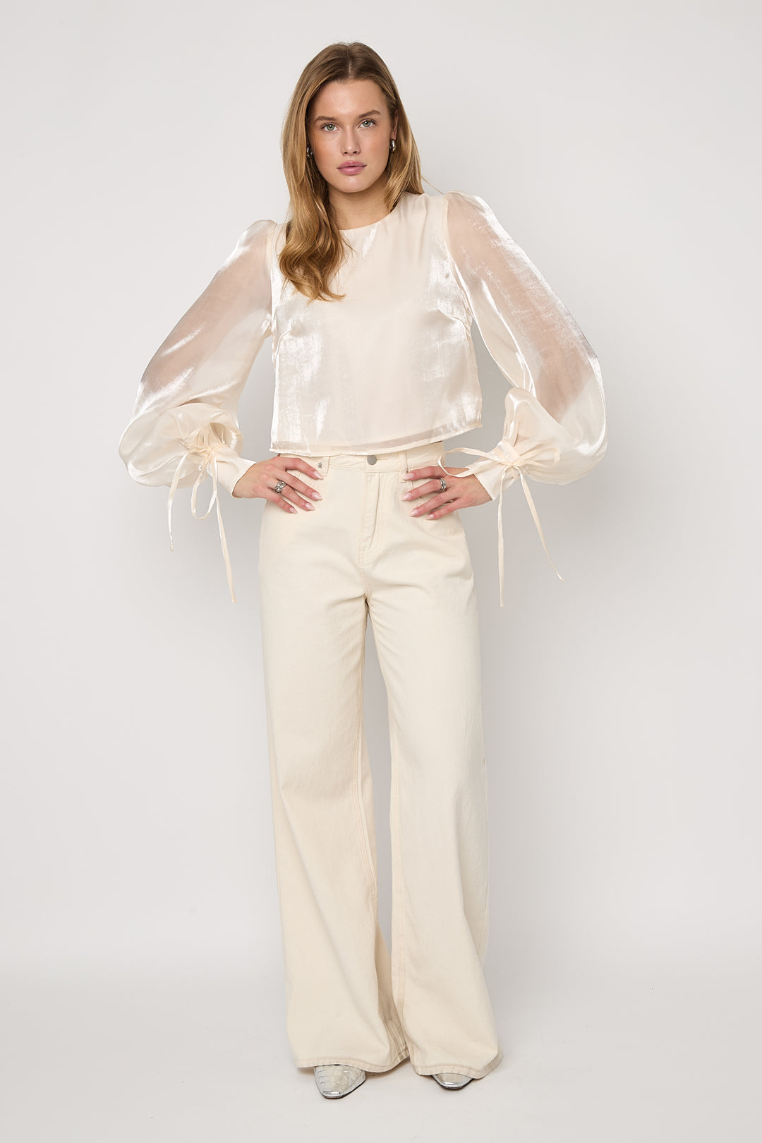 Dames glanzende blouse van polyester met pareldetail – productfoto 4
