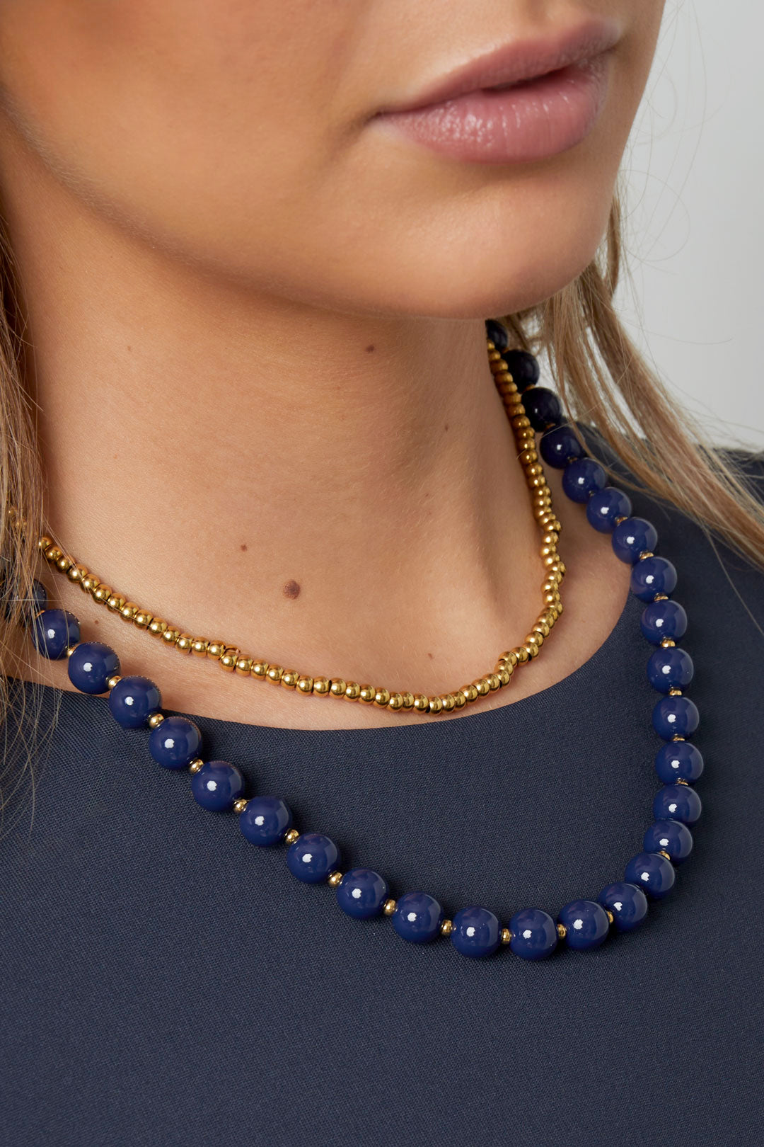 Acrylic beaded necklace for women - coffee brown and dark blue – image 2