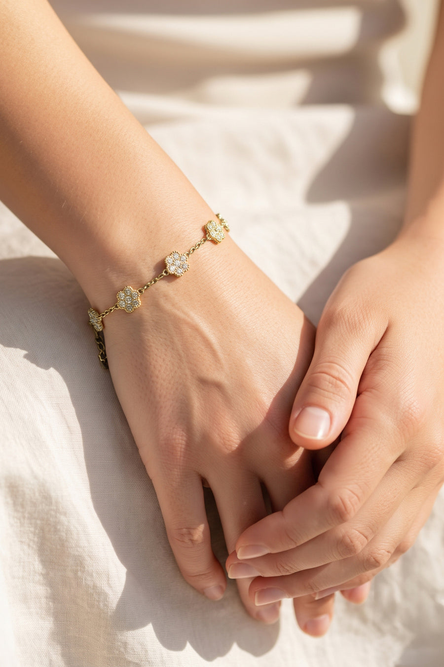Bracelet à breloques pour femme en acier inoxydable avec motif floral – doré