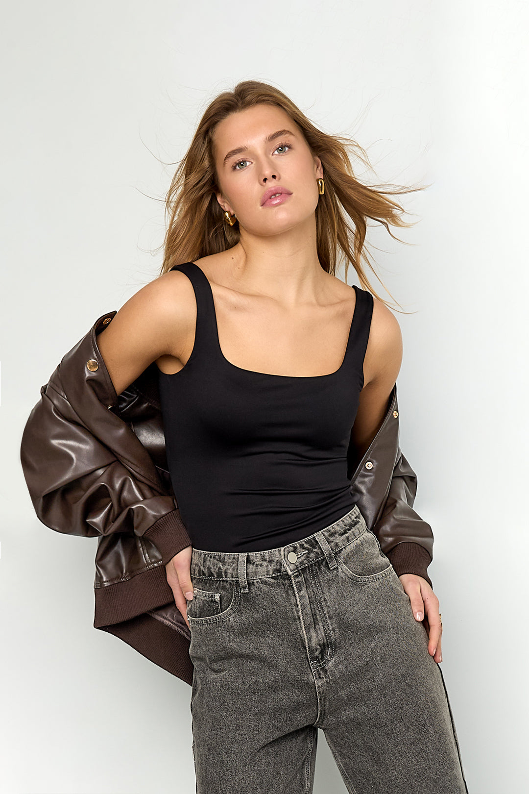 Dames mouwloze top van gebreid nylon in zes kleuren – productfoto 3
