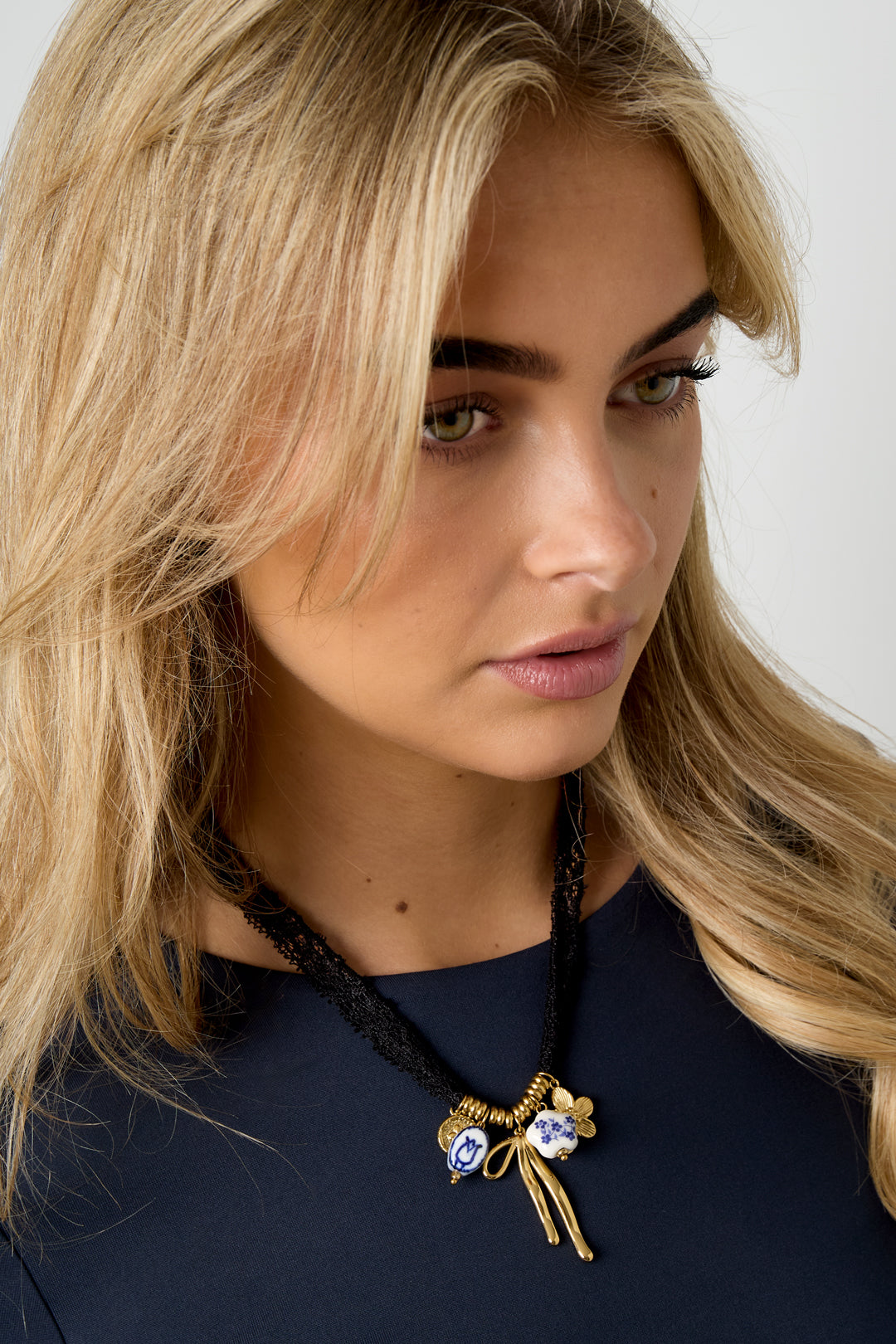 Braided women's necklace made of polyester, ceramic, stainless steel with floral and bow details – image 3