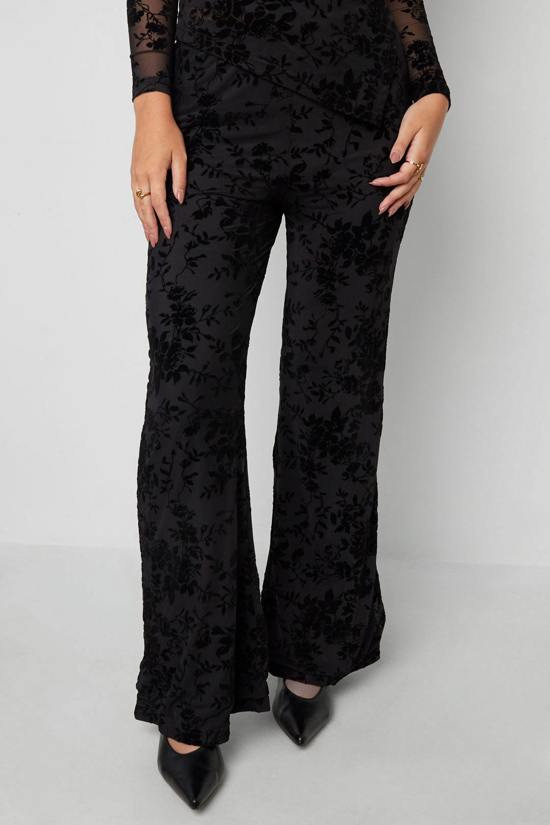 Dames zwarte mesh broek met suède bloemenprint – productfoto 3