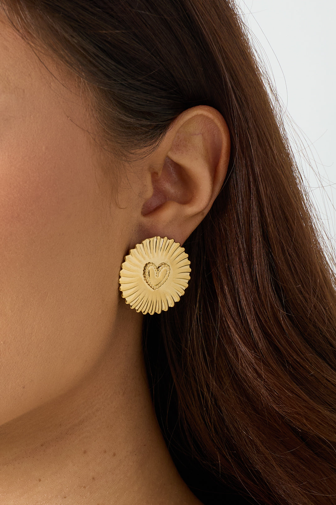 Boucles d'oreilles clous pour femme en acier inoxydable avec cœur – couleur or – photo 3