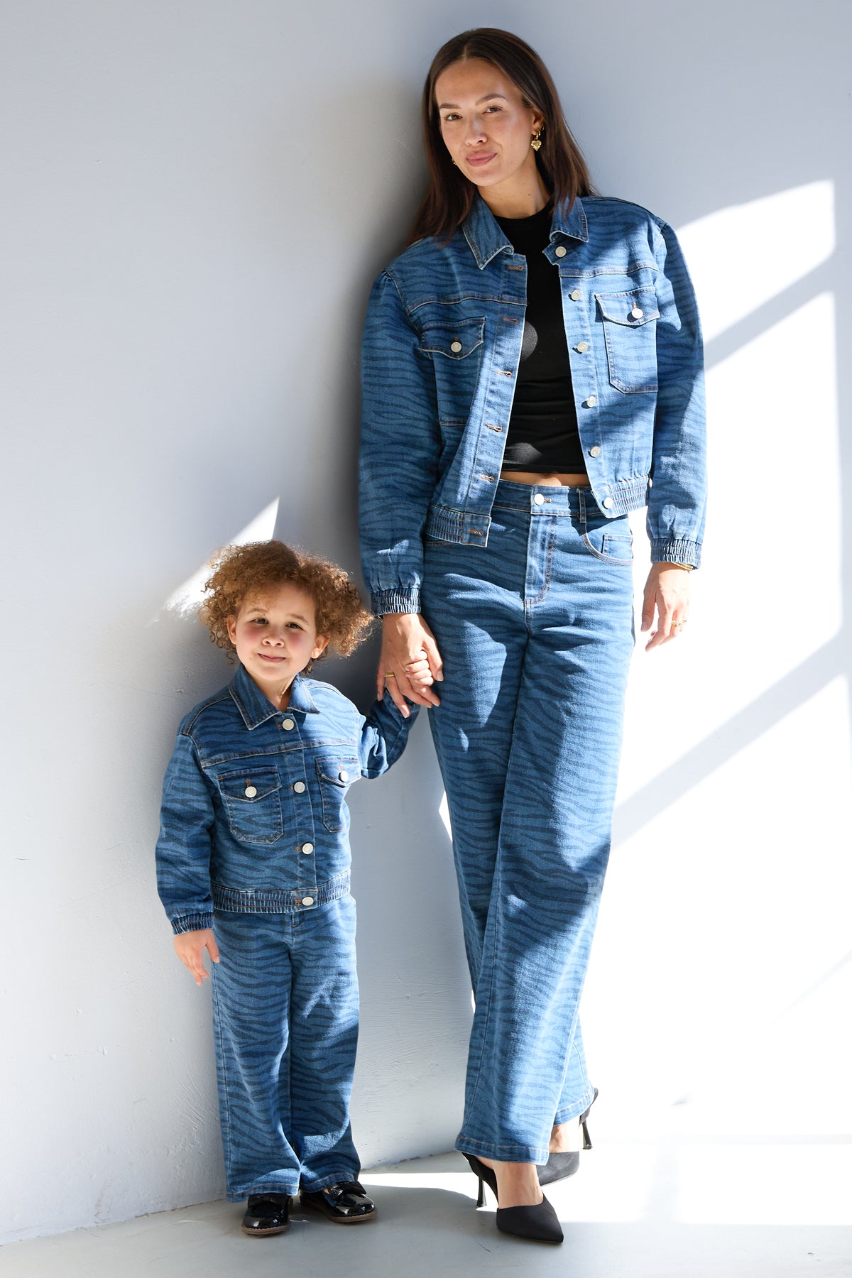Dames blauwe denim broek met zebrastrepen – productfoto 4