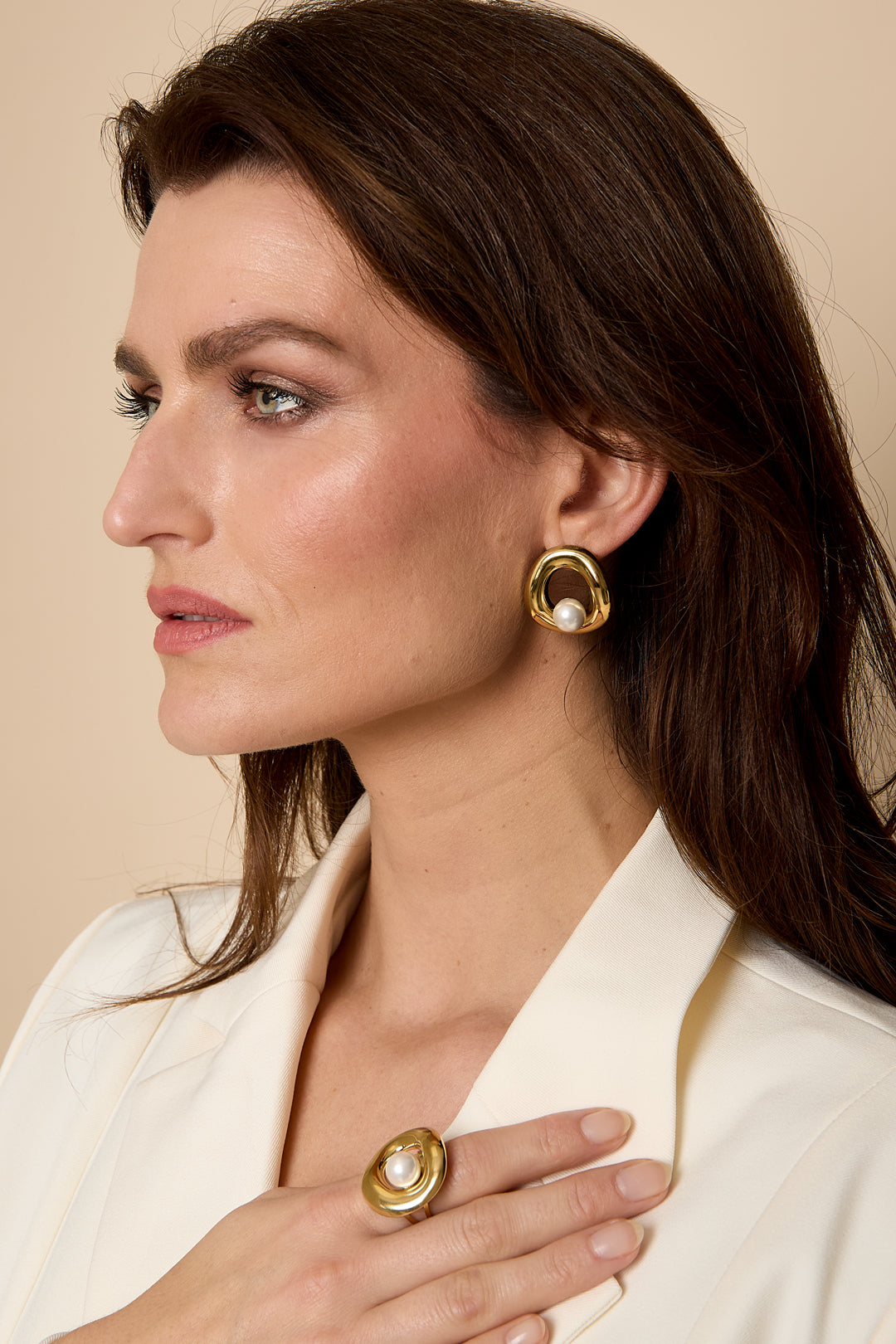 Women's round stainless steel and ABS stud earrings - gold-colored and silver-colored – image 3