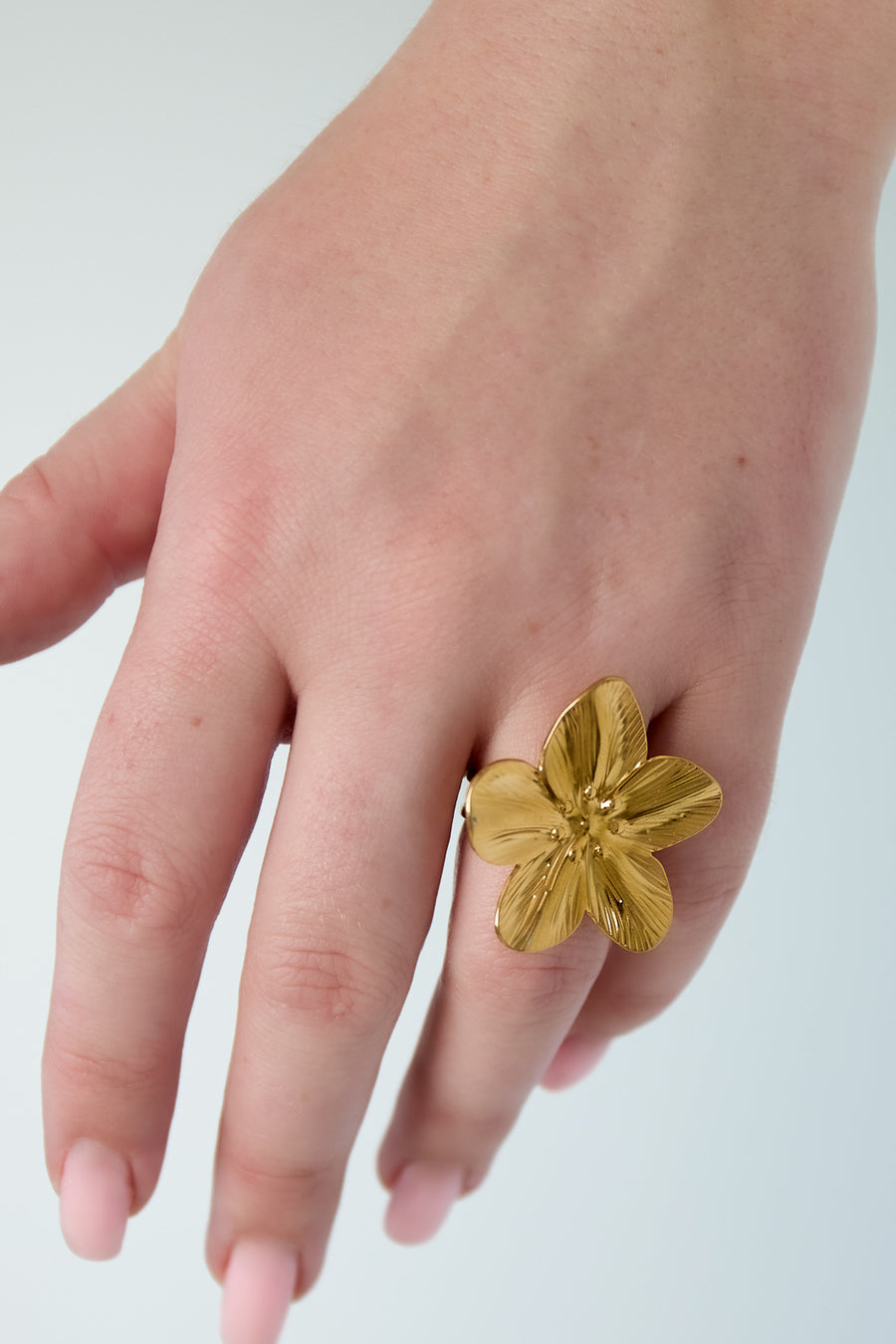 Bague tendance pour femme en acier inoxydable avec motif floral – doré