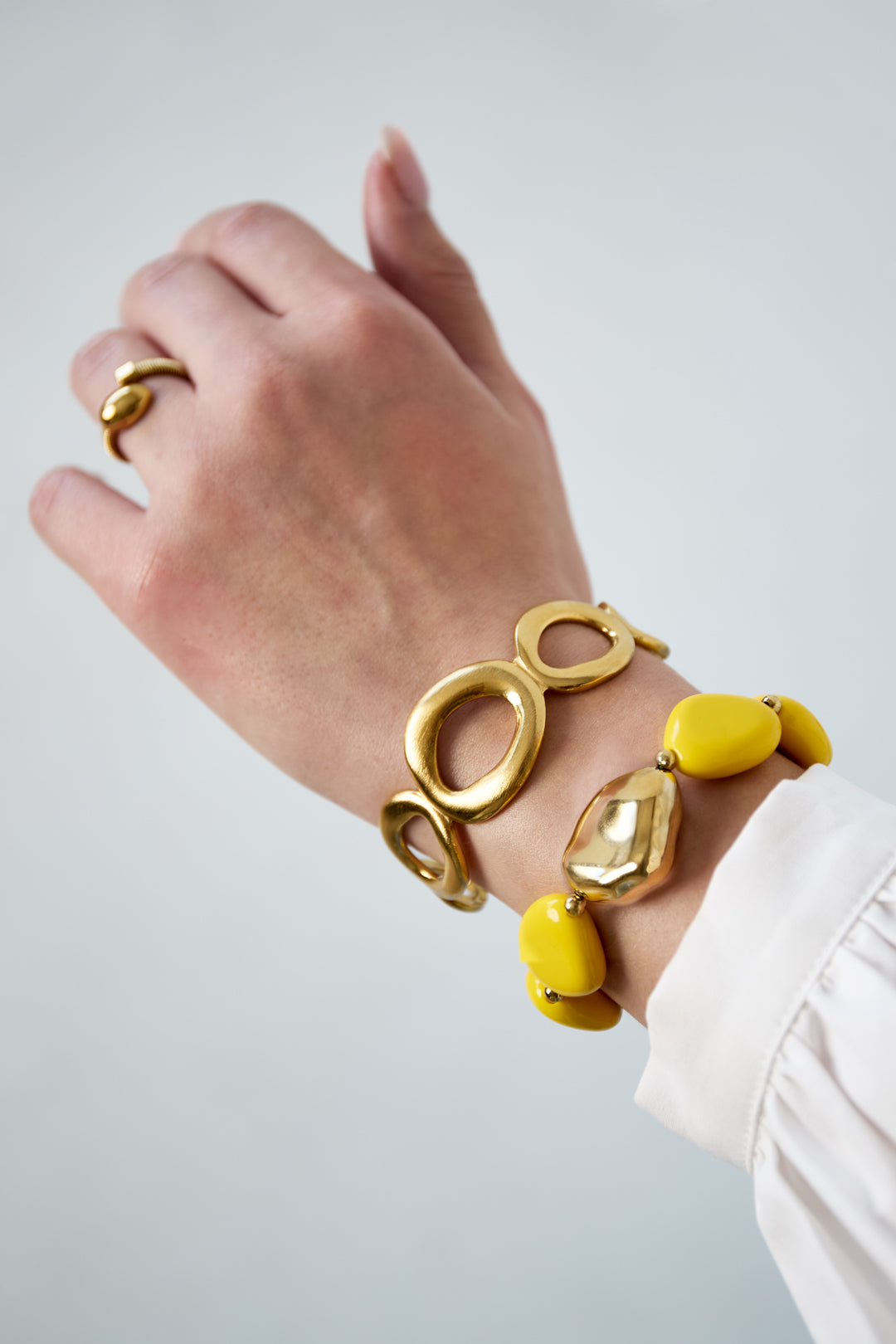 Kralenarmband met organisch gevormde statement kraal
