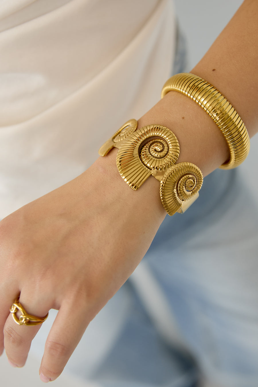 Manchet statement armband met spiraalschelpen