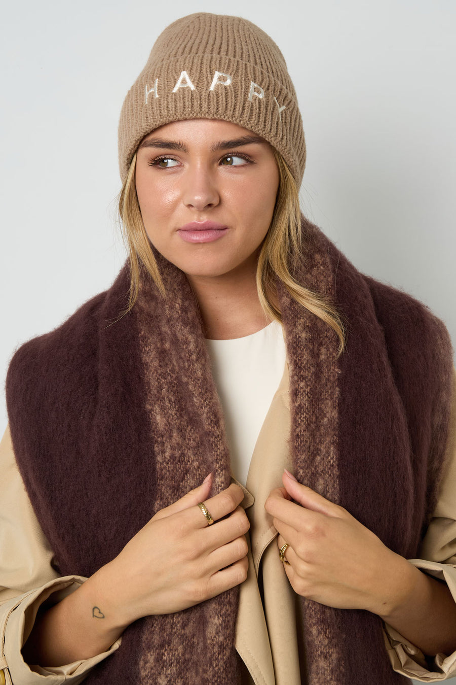 Chapeau femme 100 % polyester avec détail lettre – plusieurs couleurs
