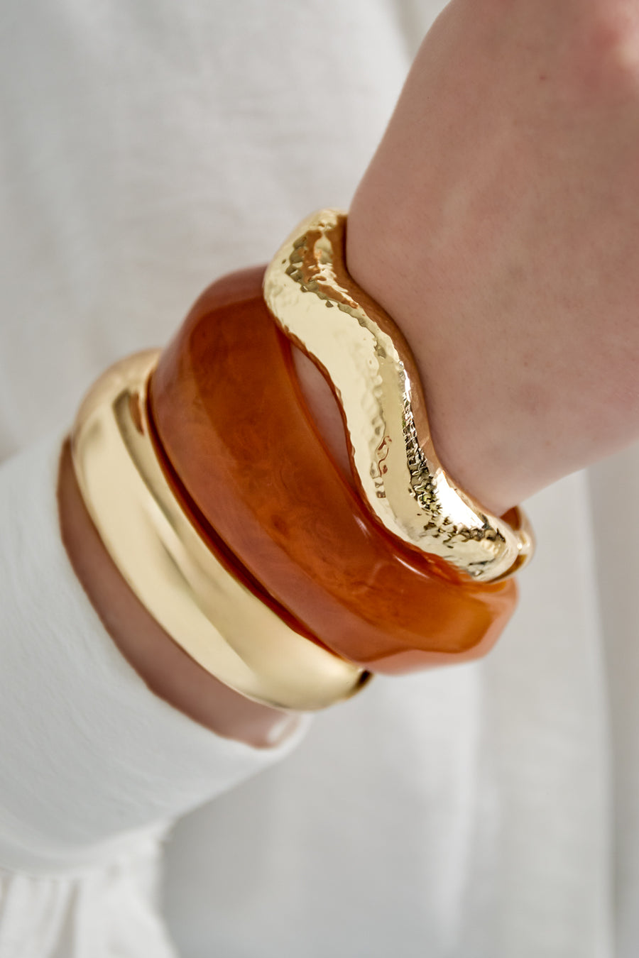 Bracelet pour femme en alliage métallique de forme organique – couleur or