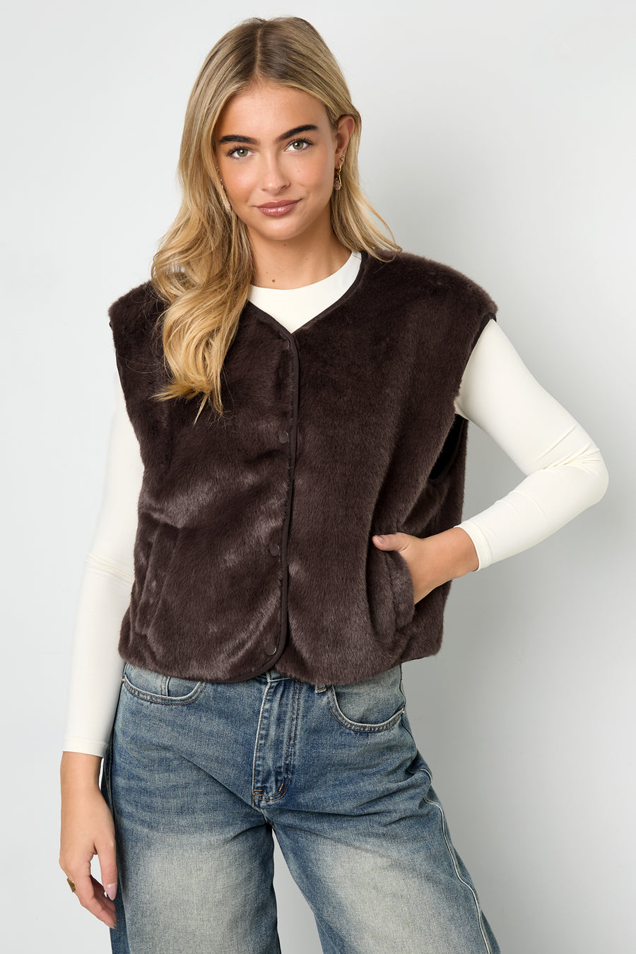 Dames mouwloos gilet van imitatiebont – productfoto 2