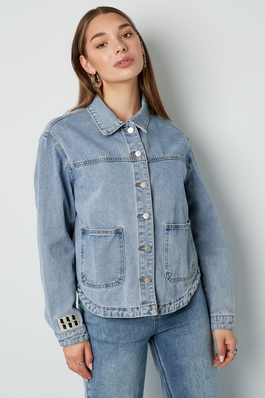 Veste en jean pour femmes avec détails appliqués – photo 2
