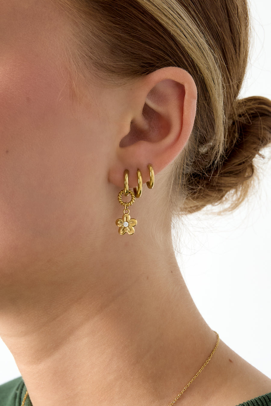 Women's dangle earrings in stainless steel with a floral motif – gold-colored
