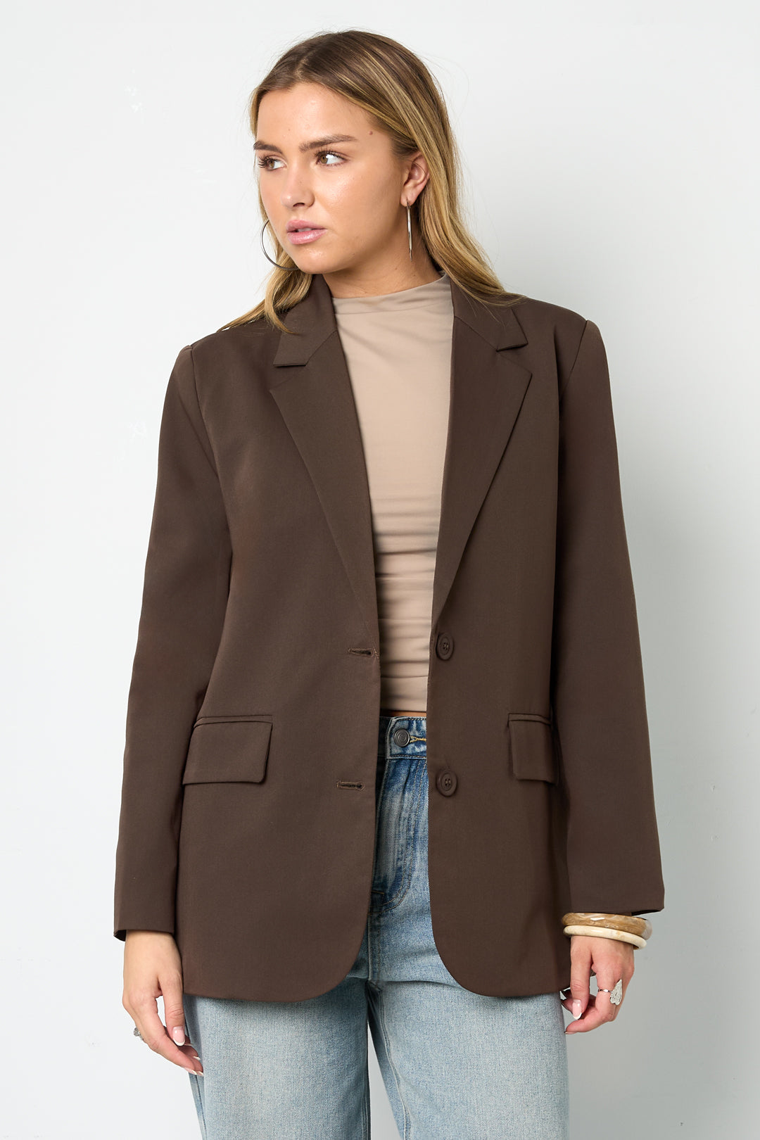 Dames lange grijze blazer met letterdetail – productfoto 7