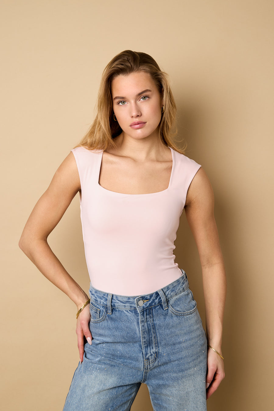 Dames halterbody van gebreid nylon in drie effen kleuren – productfoto 2