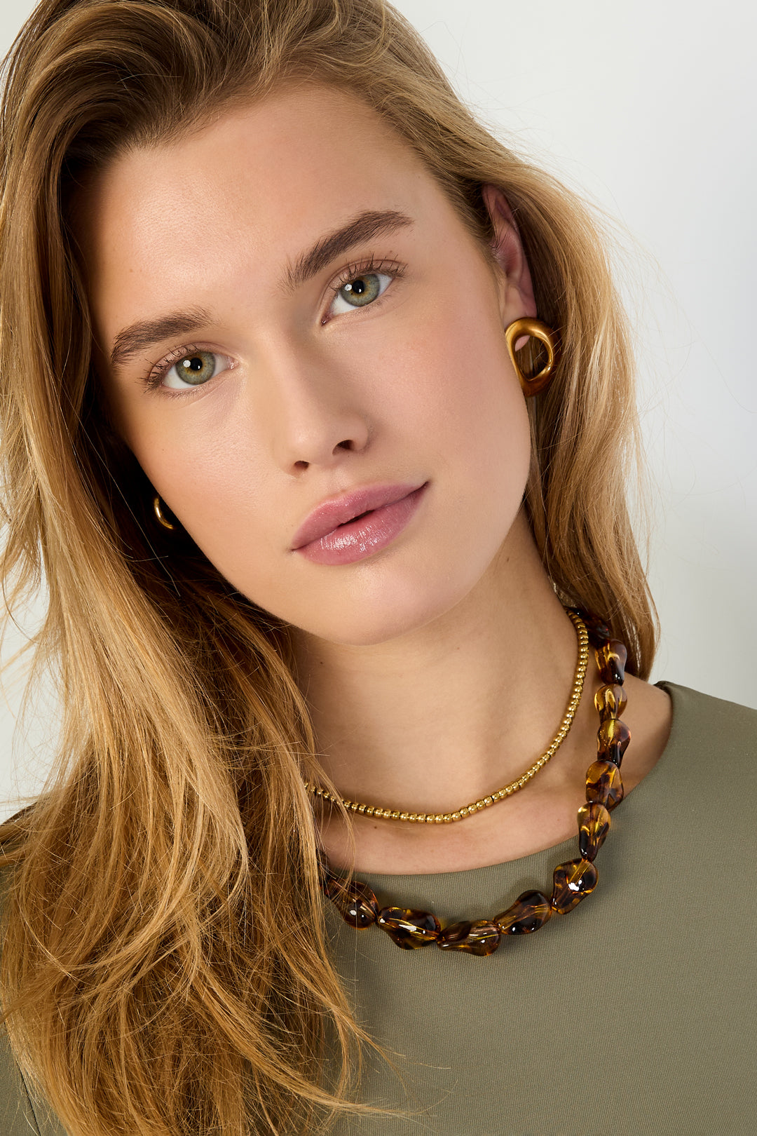 Acrylic Beaded Necklace for Women – Brown – Retro for Everyday Use – image 2