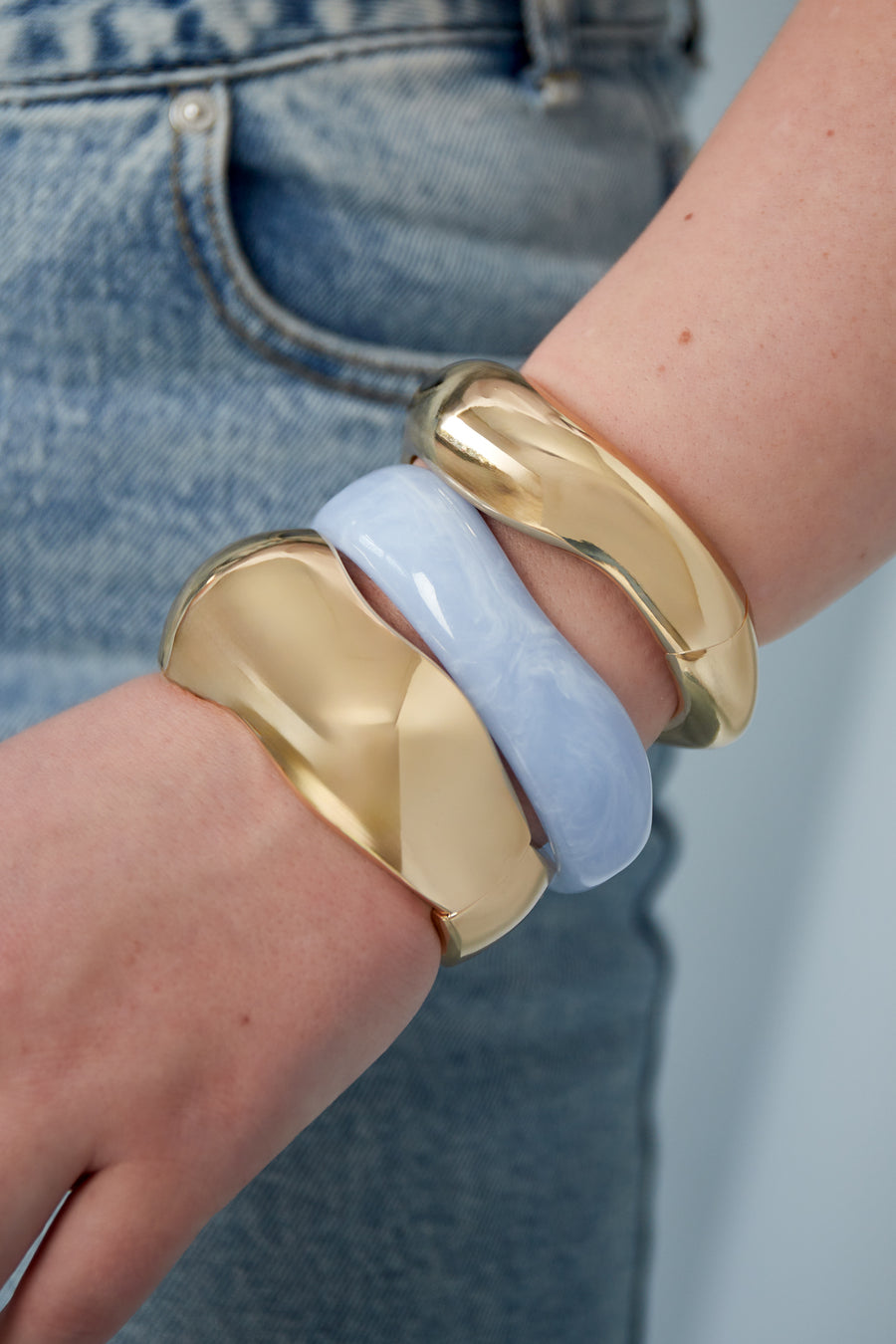 Bracelet jonc pour femme en alliage métallique de forme organique – couleur or