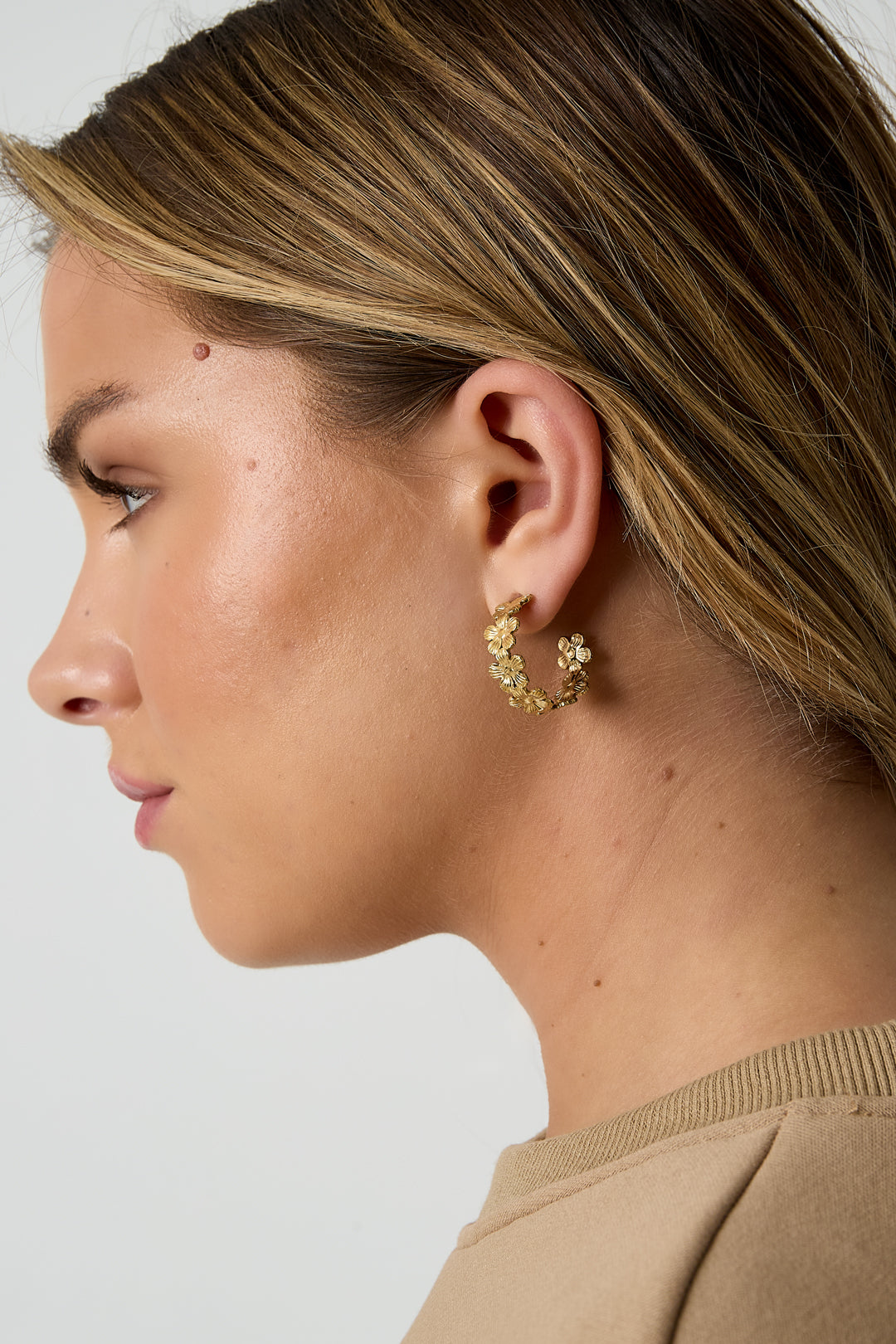 Stainless steel flower earrings for women – gold and silver-colored – image 4