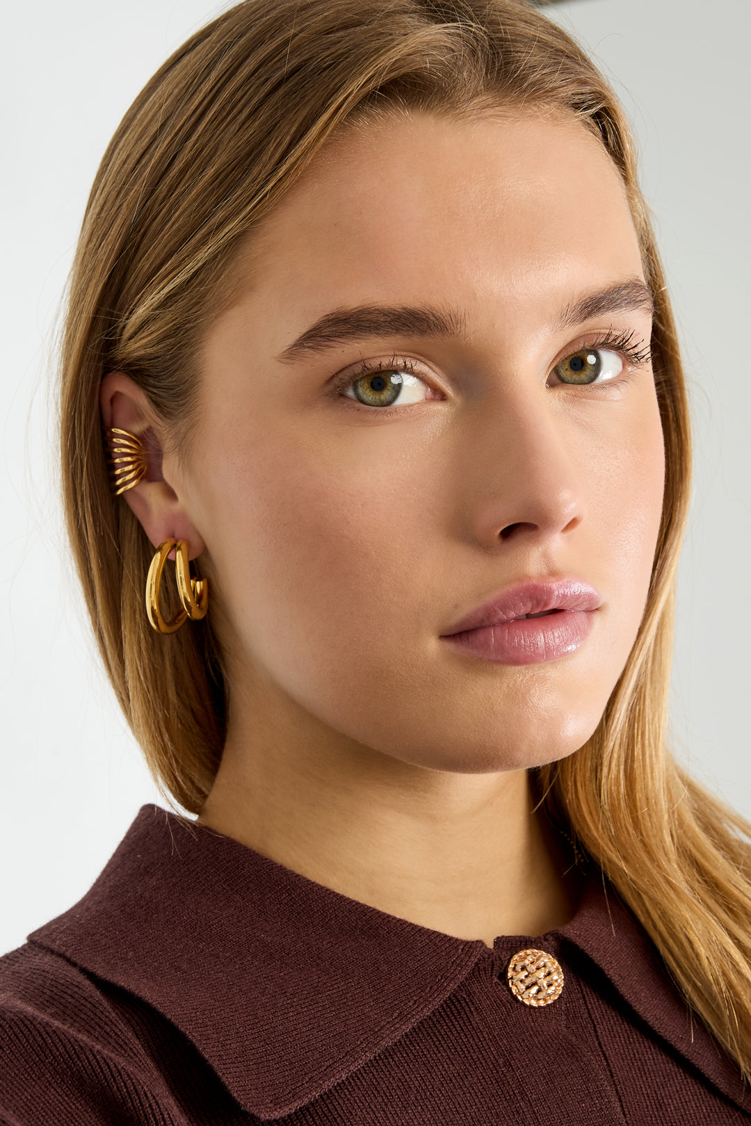 Women's stainless steel ear cuff with line pattern – gold-coloured – image 2