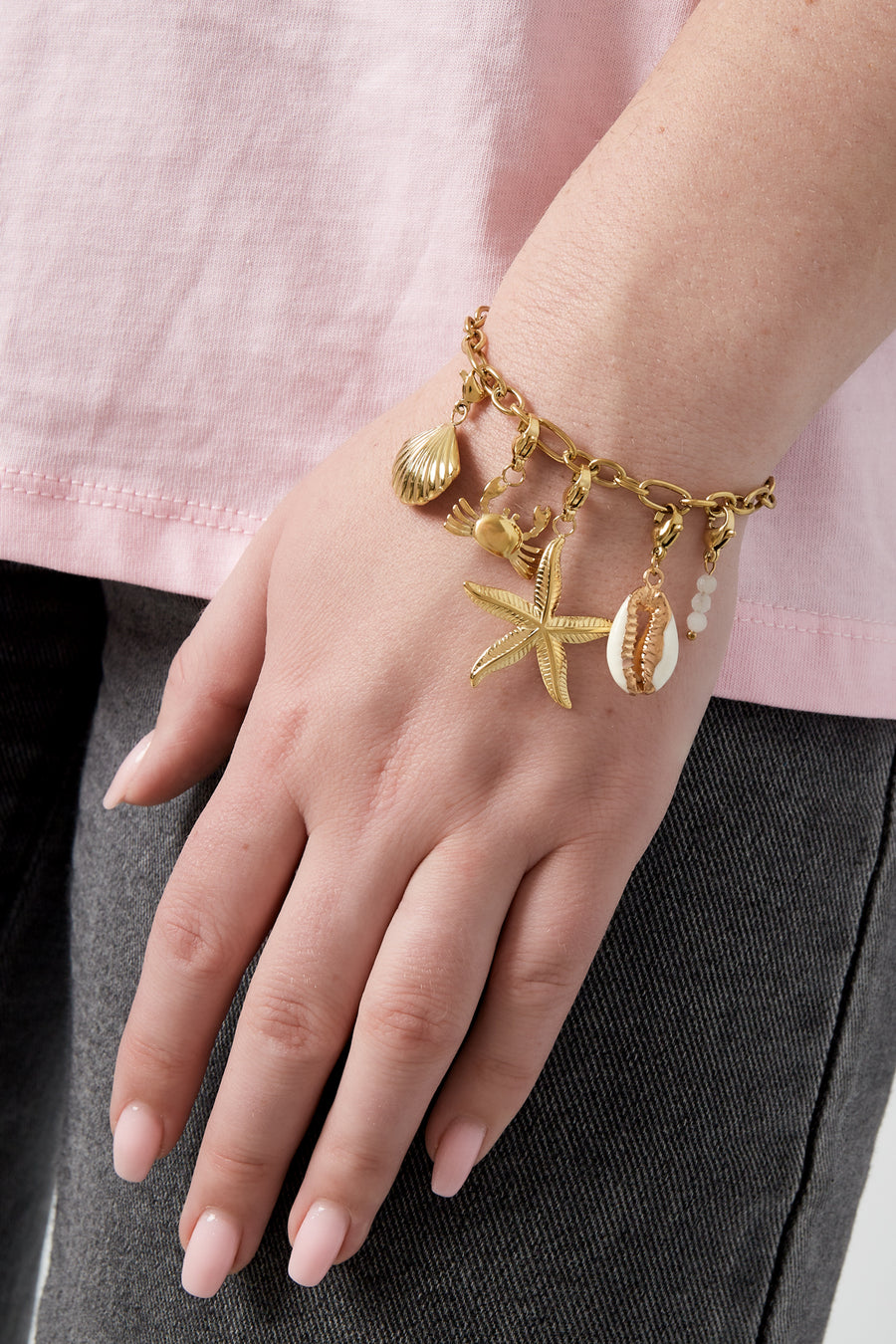 Bracelet à breloques pour femme en acier inoxydable avec détails marins et motif étoile de mer – doré