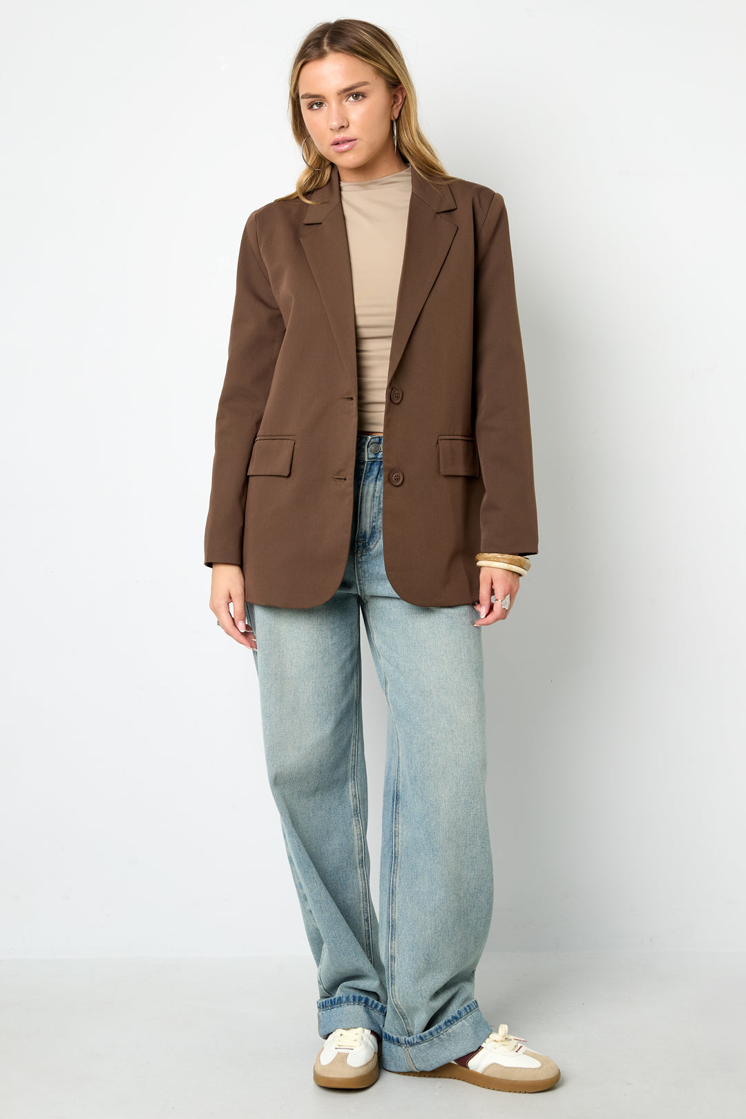 Dames lange grijze blazer met letterdetail – productfoto 3