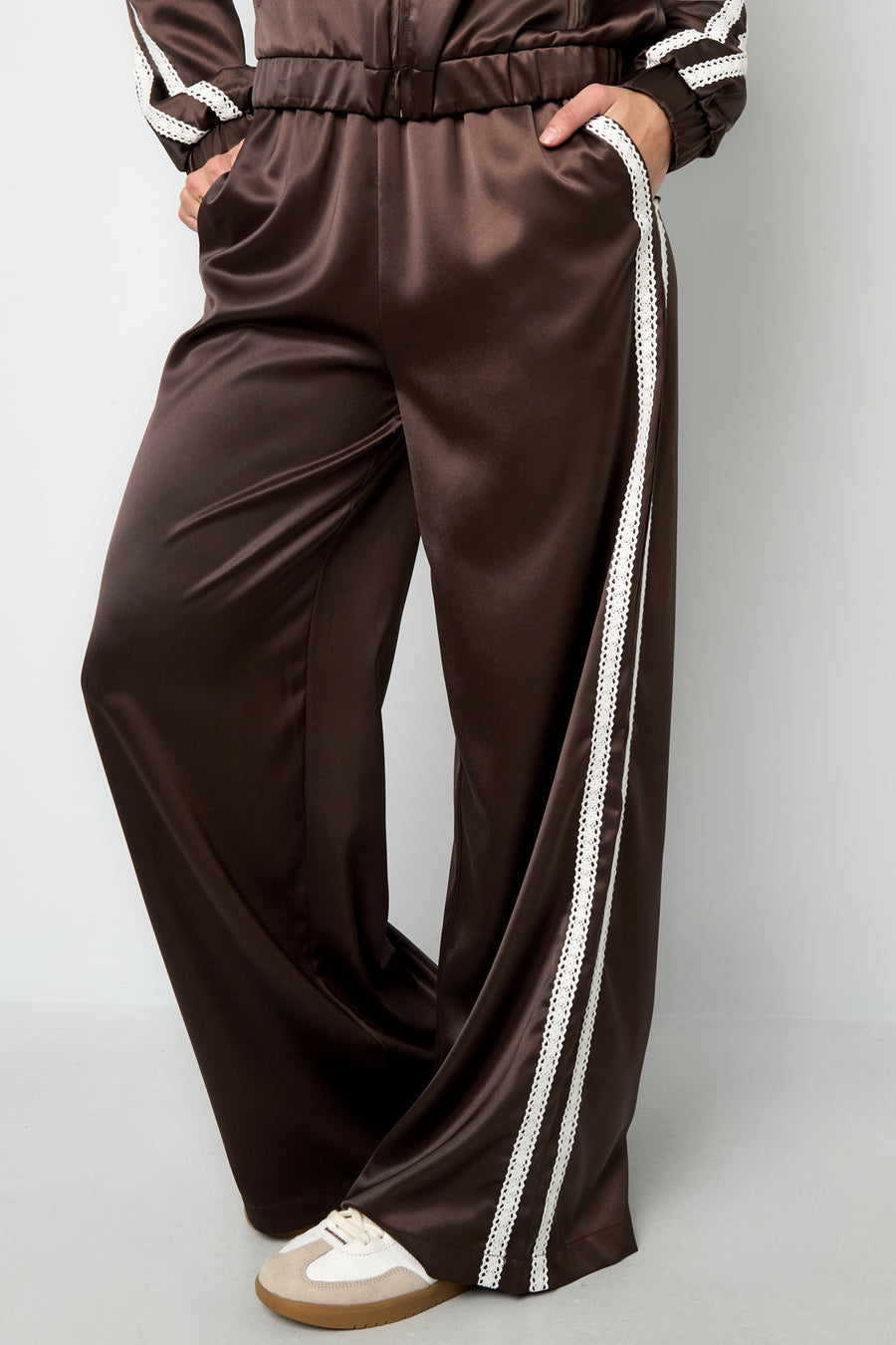 Dames sportieve broek met rechte pijpen en kleurcontrast – productfoto 2